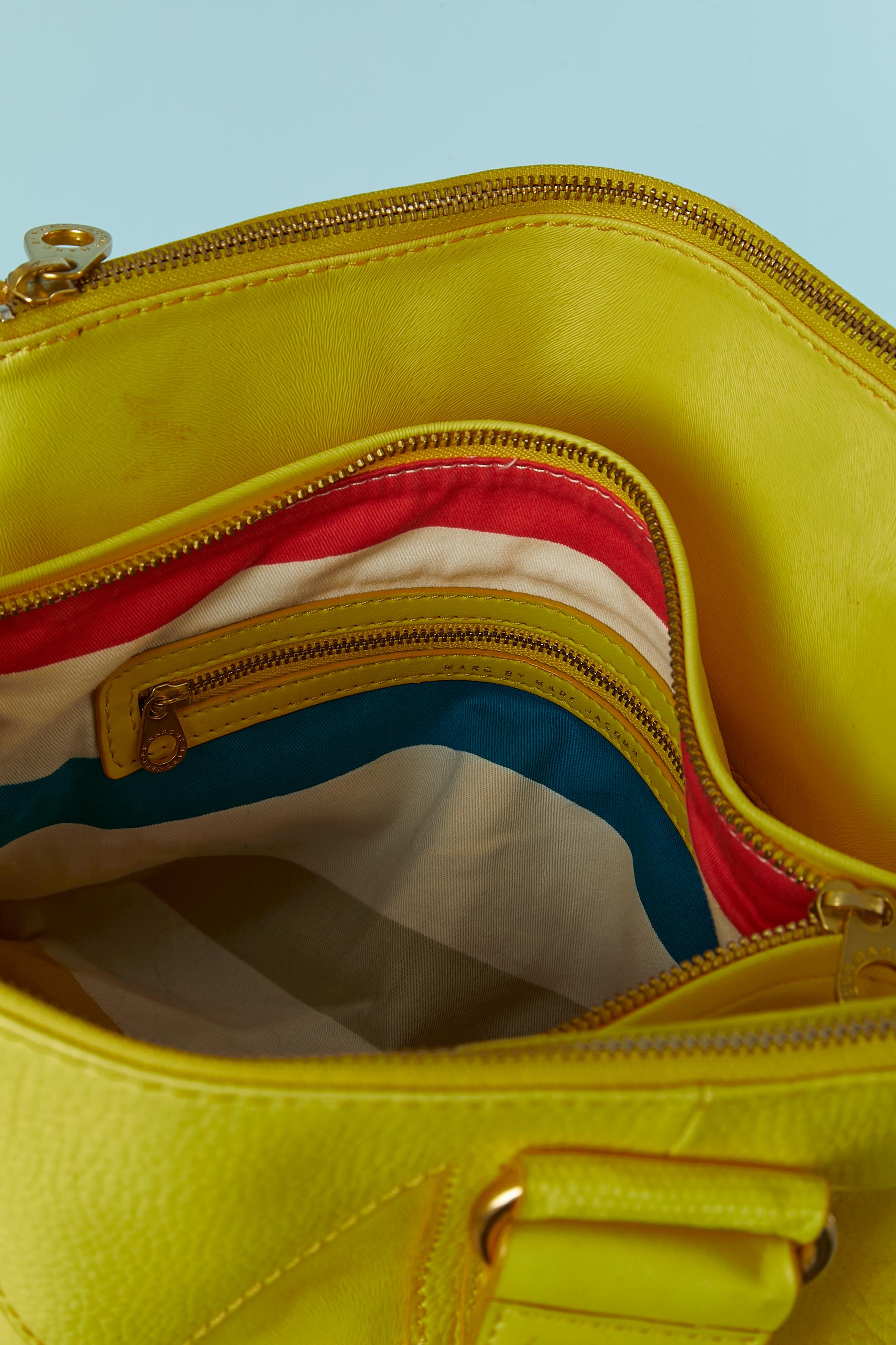 Sac à poignée jaune en faux cuir MARC BY MARC JACOB en vente 2
