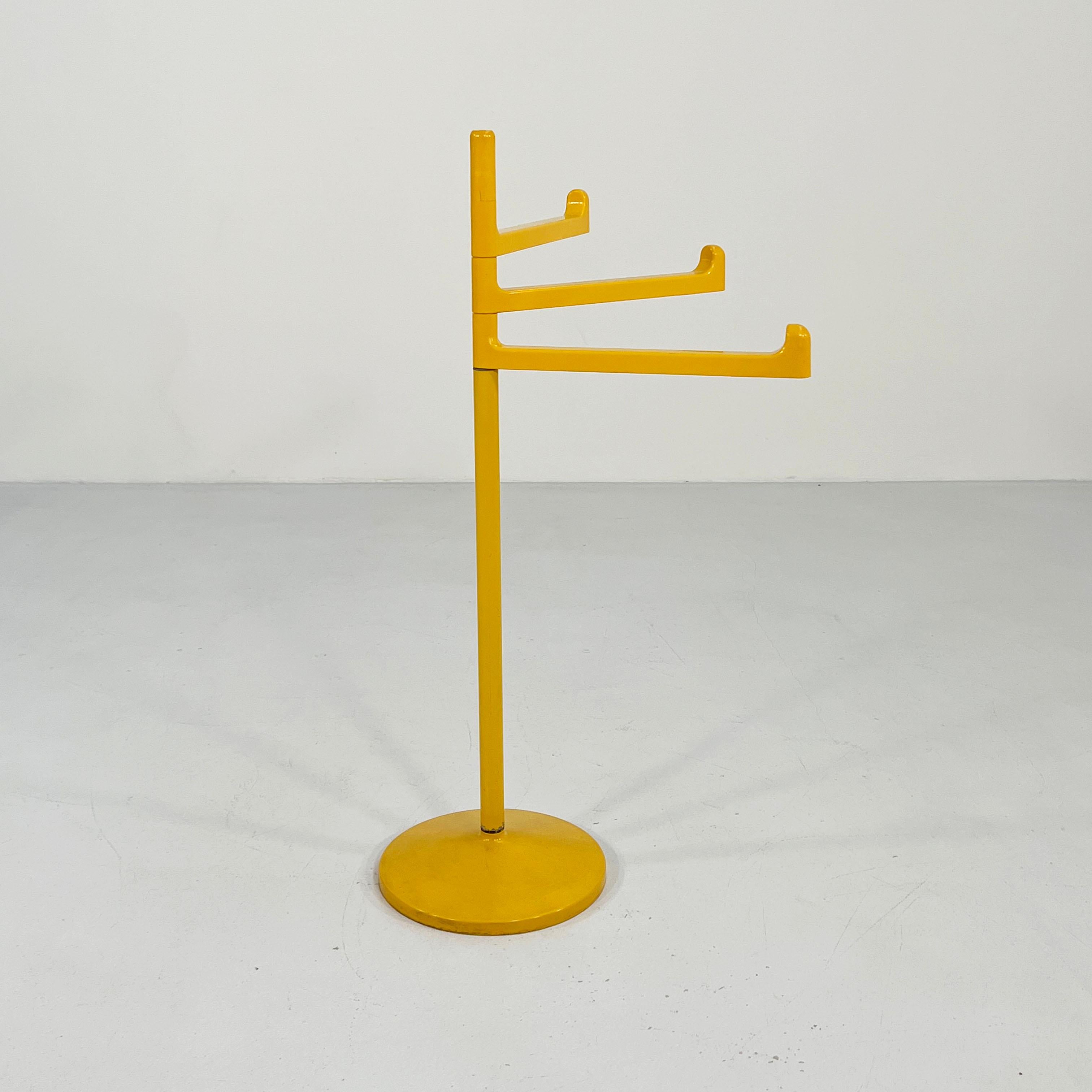 Producteur - Gedy
Designer - Makio Hasuike
Période de conception - années soixante-dix
Dimensions - largeur 30 cm x profondeur 52 cm x hauteur 94 cm 
Matériaux - Métal, plastique ABS 
Couleur - Jaune
Usure légère correspondant à l'âge et à
