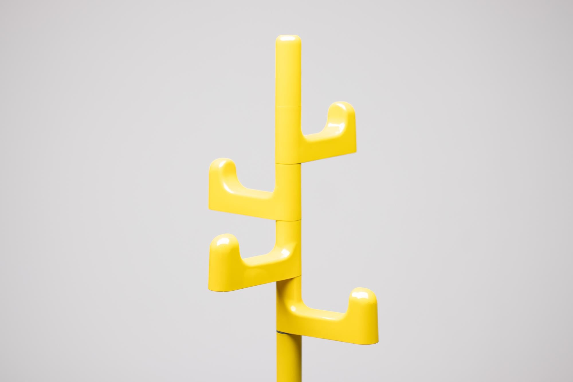 Elégant porte-serviettes ou porte-manteau italien en acier plastifié jaune et ABS:: conçu par Makio Hasuike pour Gedy. 
La pièce comporte sept bras utiles. Les trois autres sont longues et tournent librement sur l'arbre pour être placées où vous le