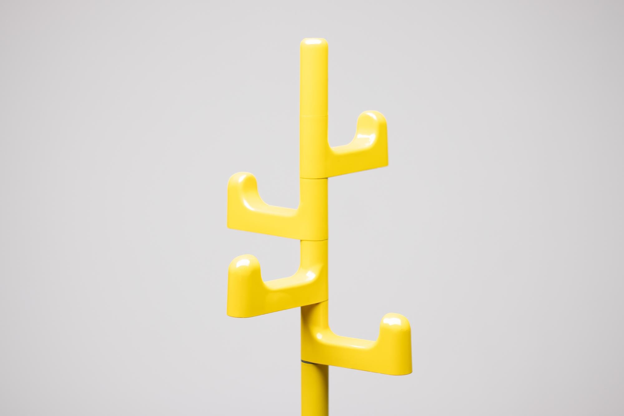 Elegant Italian towel rack or coat rack in yellow plastic coated steel and ABS, designed by Makio Hasuike for Gedy.
The piece has seven useful arms. The bottom three are long and spin freely on the shaft for placement wherever you need them. The