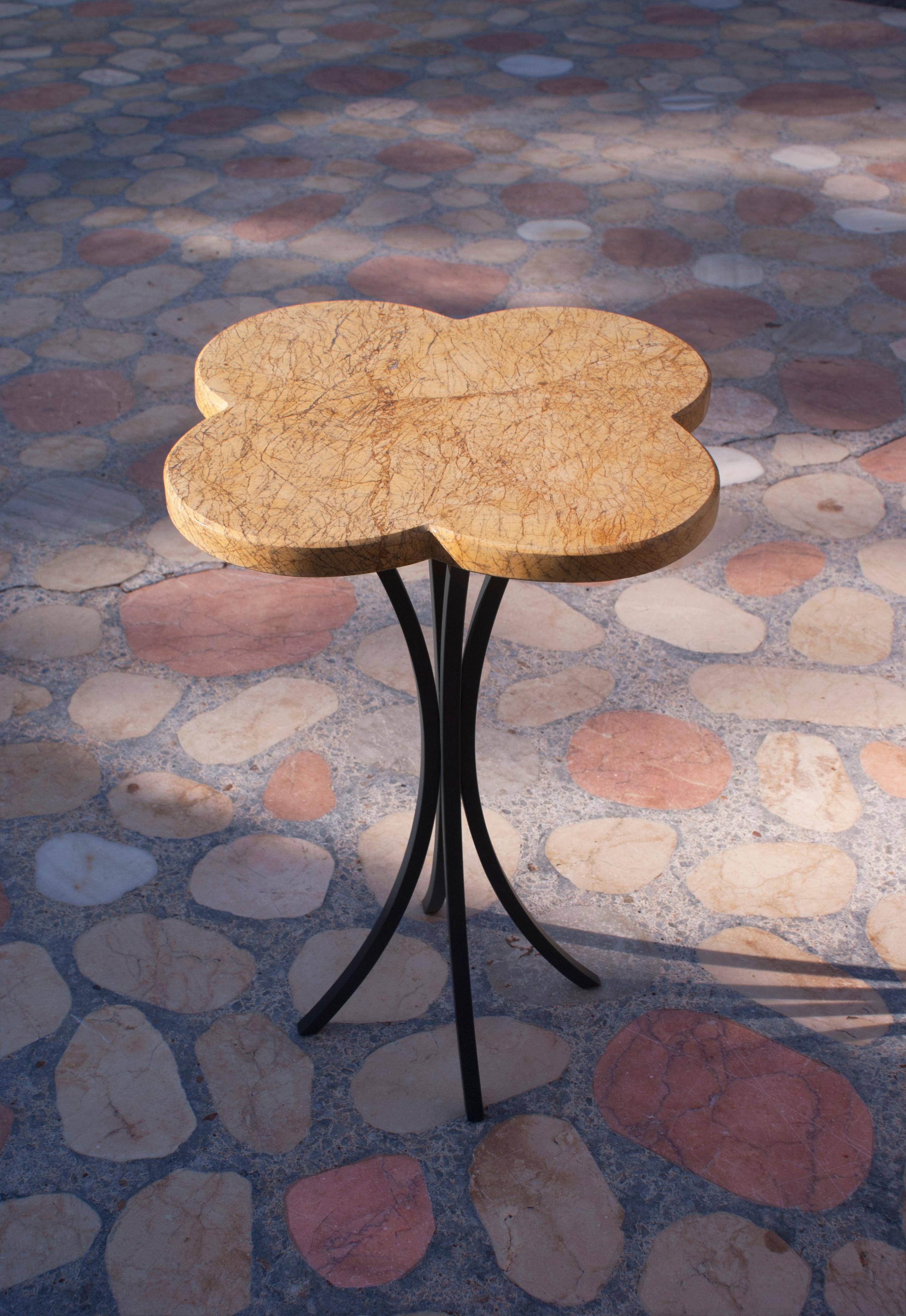 Marbre Table cocktail à fleurs en marbre Triana jaune en vente