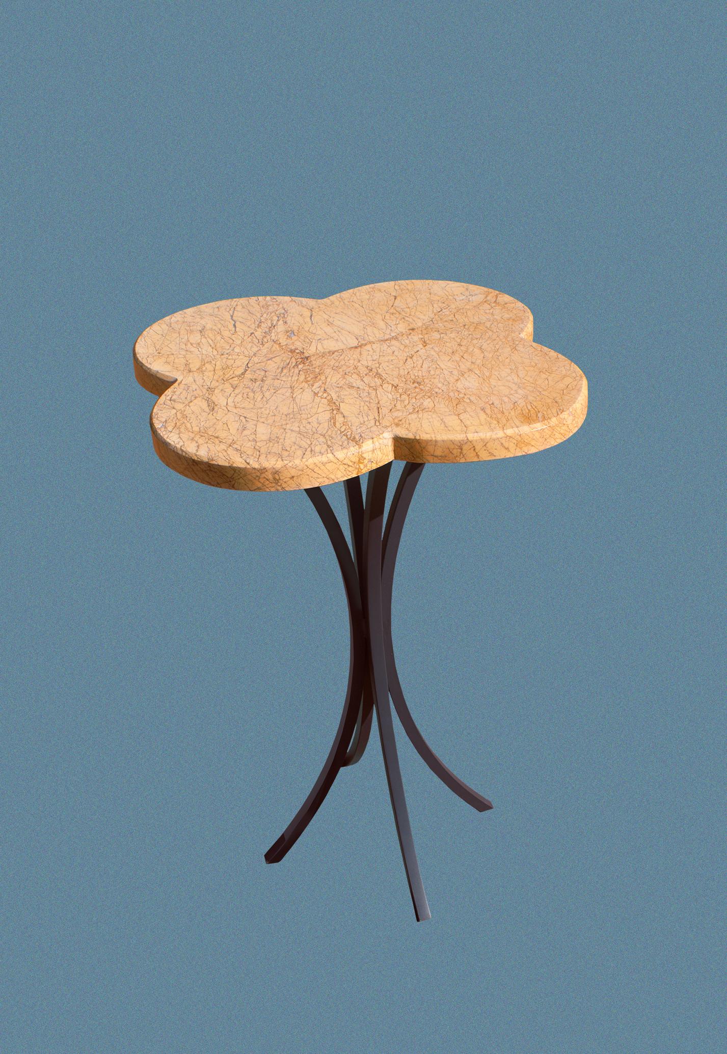 Clover est une table d'appoint conçue par Cristina Omarrementeria. Créé à Valence, en Europe. Making Works est composé d'un plateau en marbre vert lisse et poli et de pieds en fer forgé de couleur vert forêt. Ses courbes recréent la fleur de trèfle