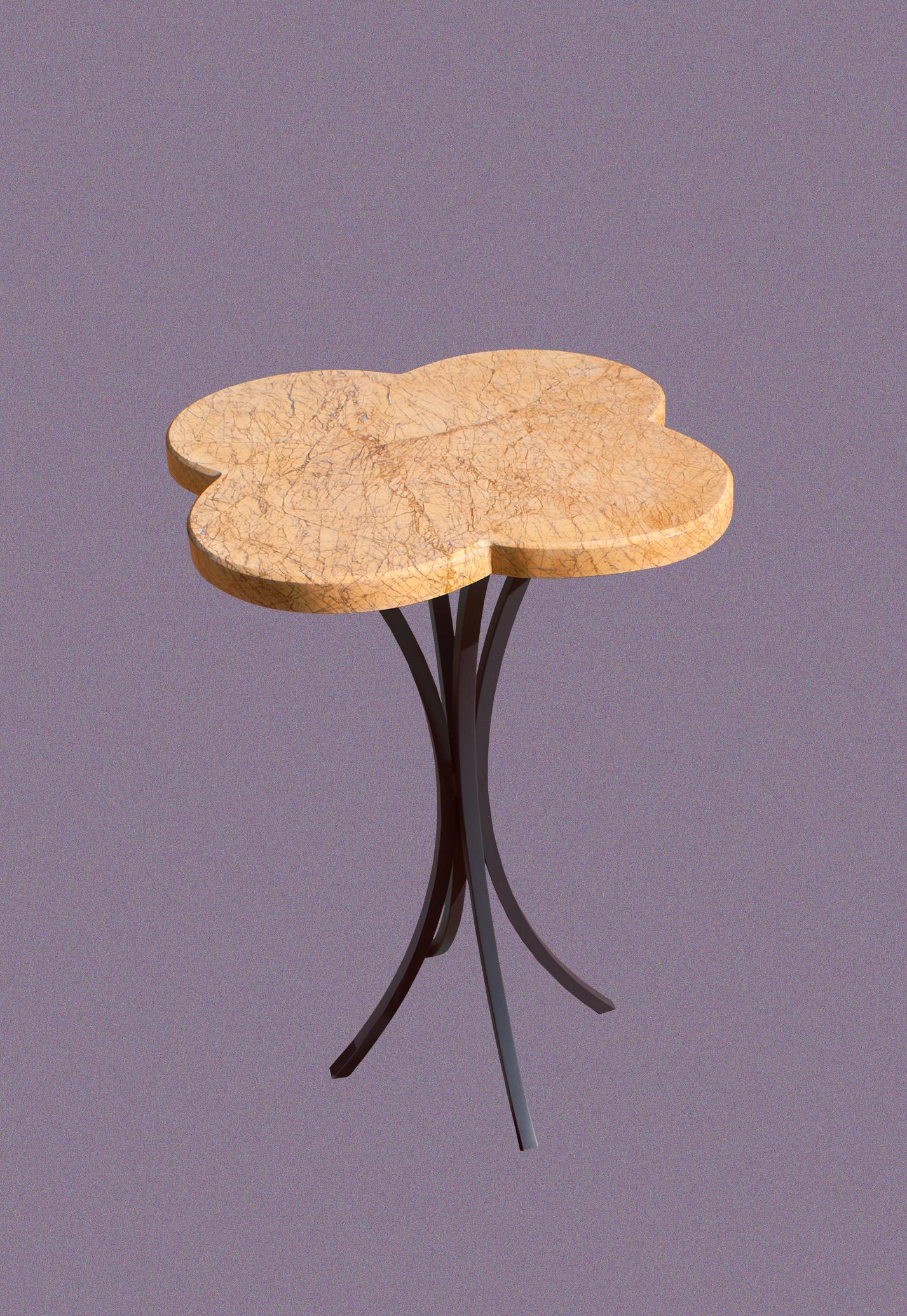 Européen Table à café miniature en marbre jaune Triana avec fleur en vente