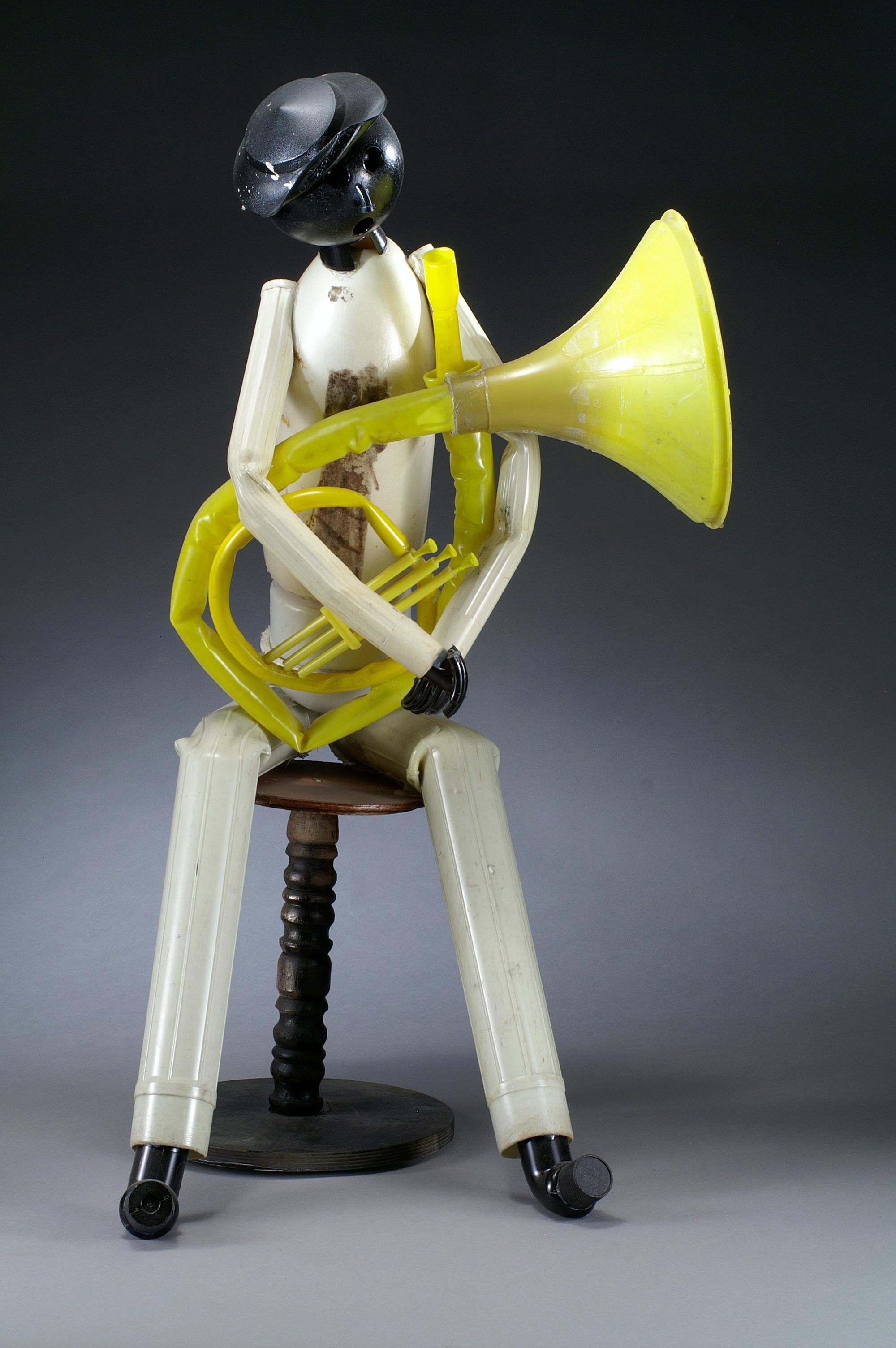 Suonatore di tuba giallo, 2004 di Jerry Ross Barrish, rappresentato da Tuleste Factory

H. H. x L. 17
