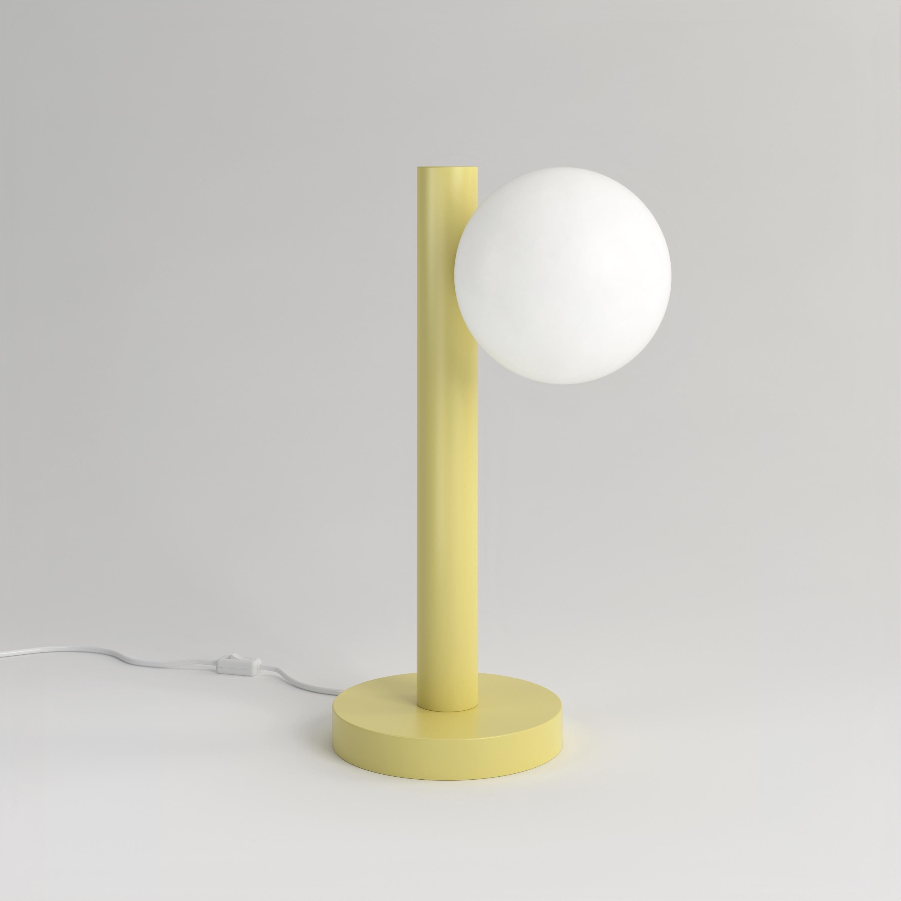Tubo giallo con globi e coni da scrivania, Globe, di Atelier Ati
Dimensioni: D 23,5 x H 37,5 cm.
Materiali: Metallo verniciato a polvere.

Disponibile nelle versioni a globo o a cono.
Disponibile in altri colori. Contattateci.

Tutte le nostre