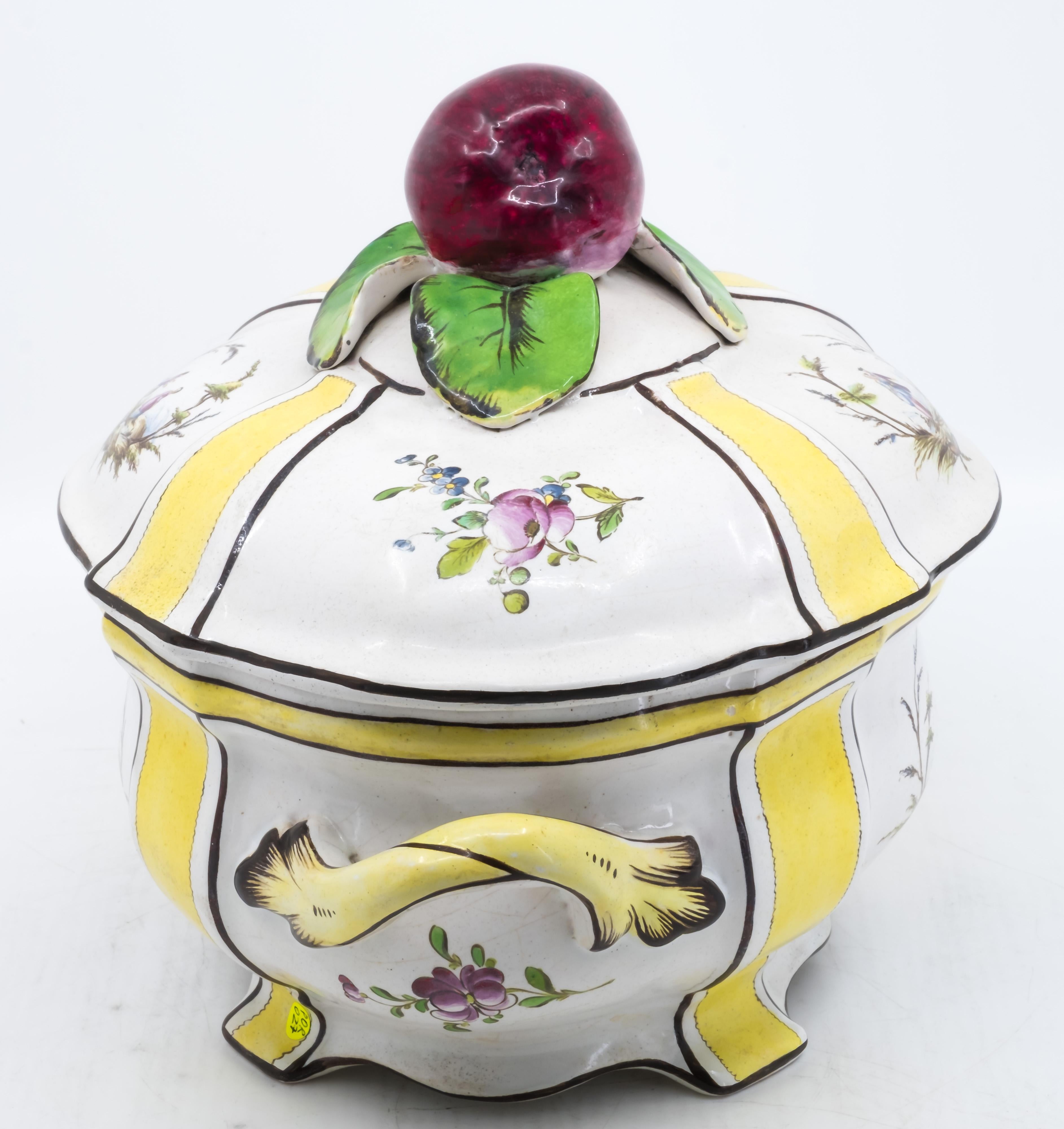 Yellow Tureen with Lid and Apple Finial, French, 19th Century (Handbemalt) im Angebot