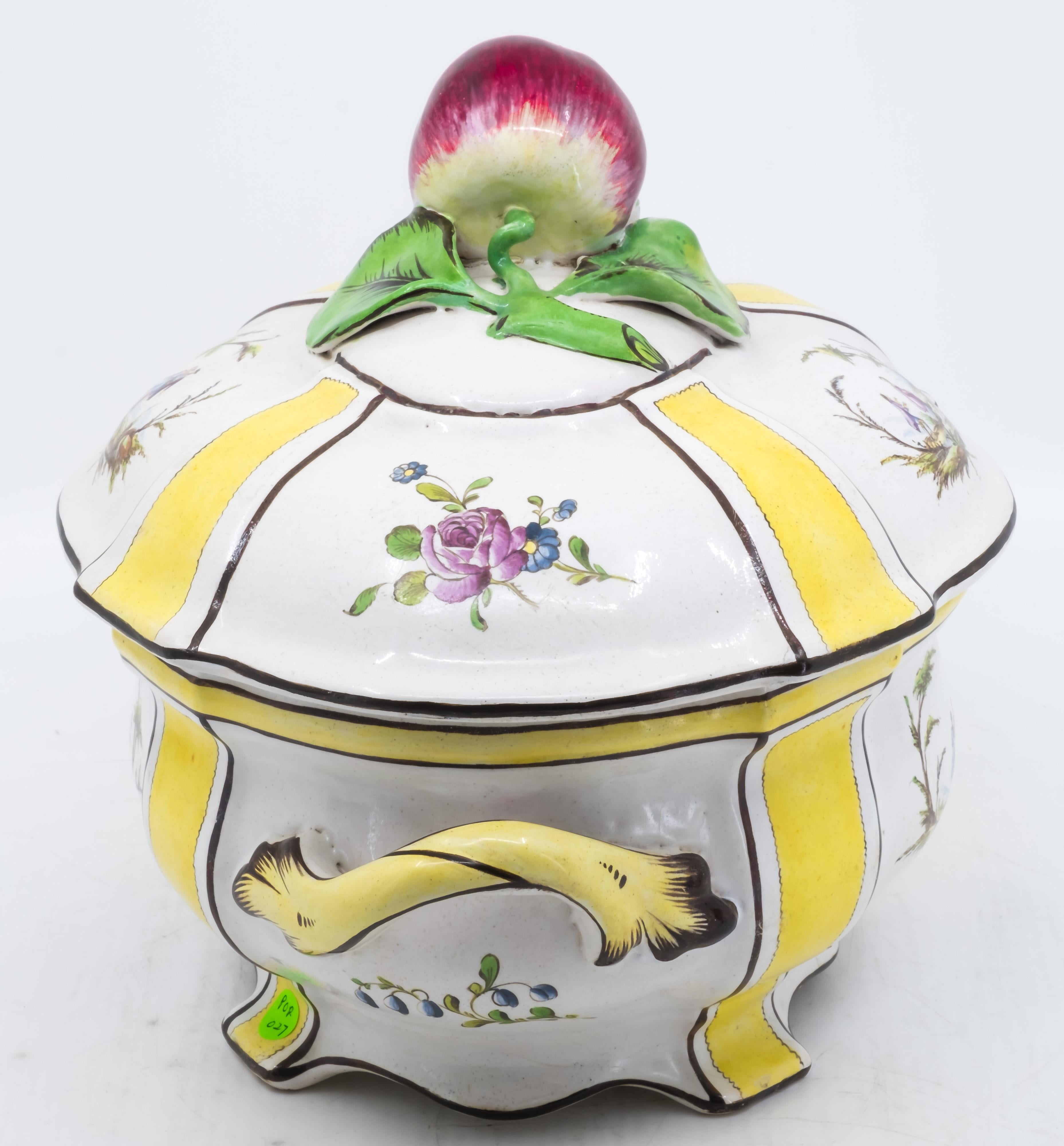 Yellow Tureen with Lid and Apple Finial, French, 19th Century im Zustand „Gut“ im Angebot in Lantau, HK