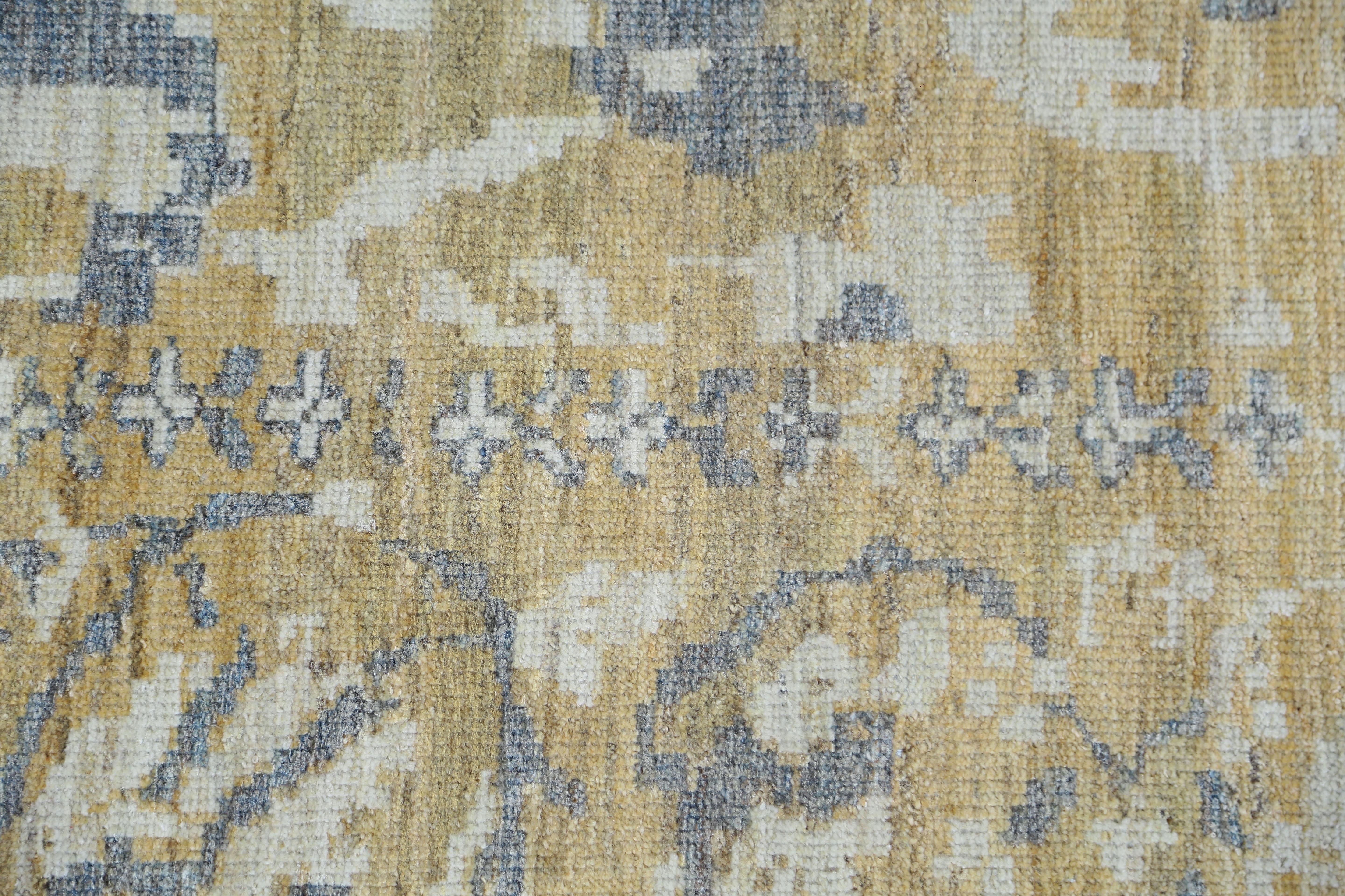 Unser türkischer Teppich in der Größe 10'1'' x 11'8'' ist ein Highlight, das jedem Raum einen Hauch von Farbe und Wärme verleiht. Mit seiner schönen gelben Farbe ist dieser Teppich ideal, um Ihr Wohn-, Schlaf- oder Arbeitszimmer zu verschönern. Er