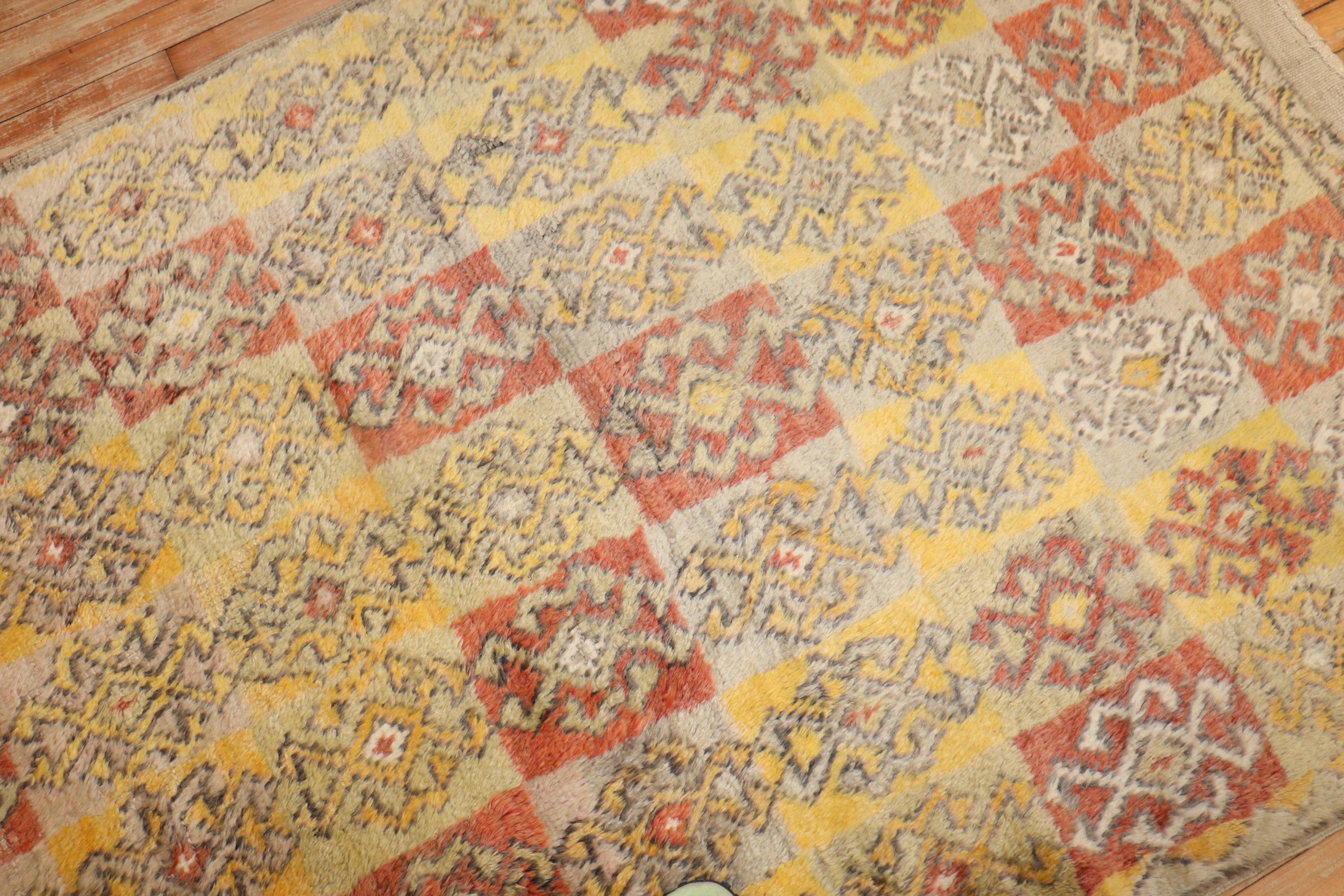 Ein türkischer Tulu-Shag-Teppich mit Tribal-Muster im Allover-Design.

Maße: 4'2