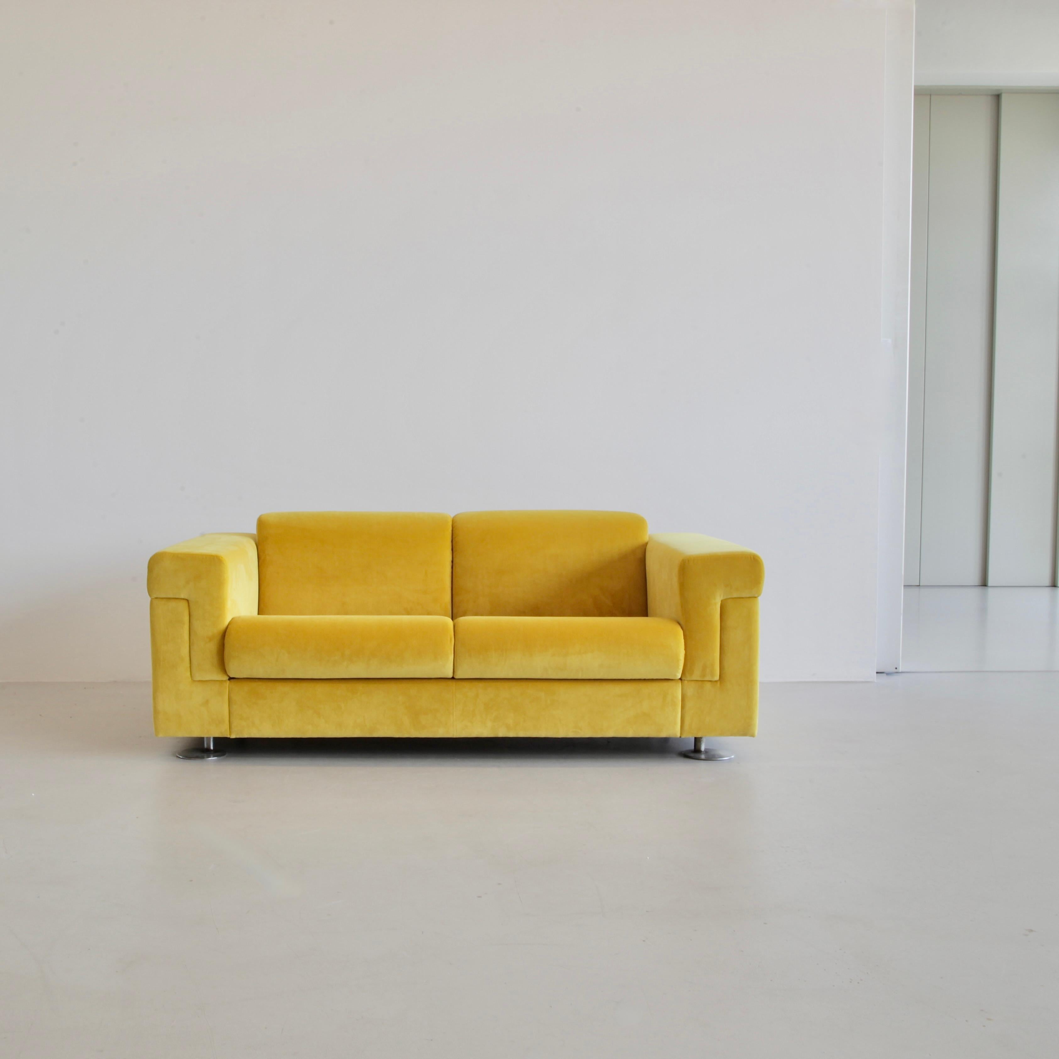 Two-seat sofa designed by Valeria Borsani and Alfredo Bonetti. Italy, Tecno, 1966.

Large sofa upholstered in yellow velvet designed by Tecno's Borsani and Bonetti in 1966. Polished metal feet appear retracted inwards with respect to the centre of