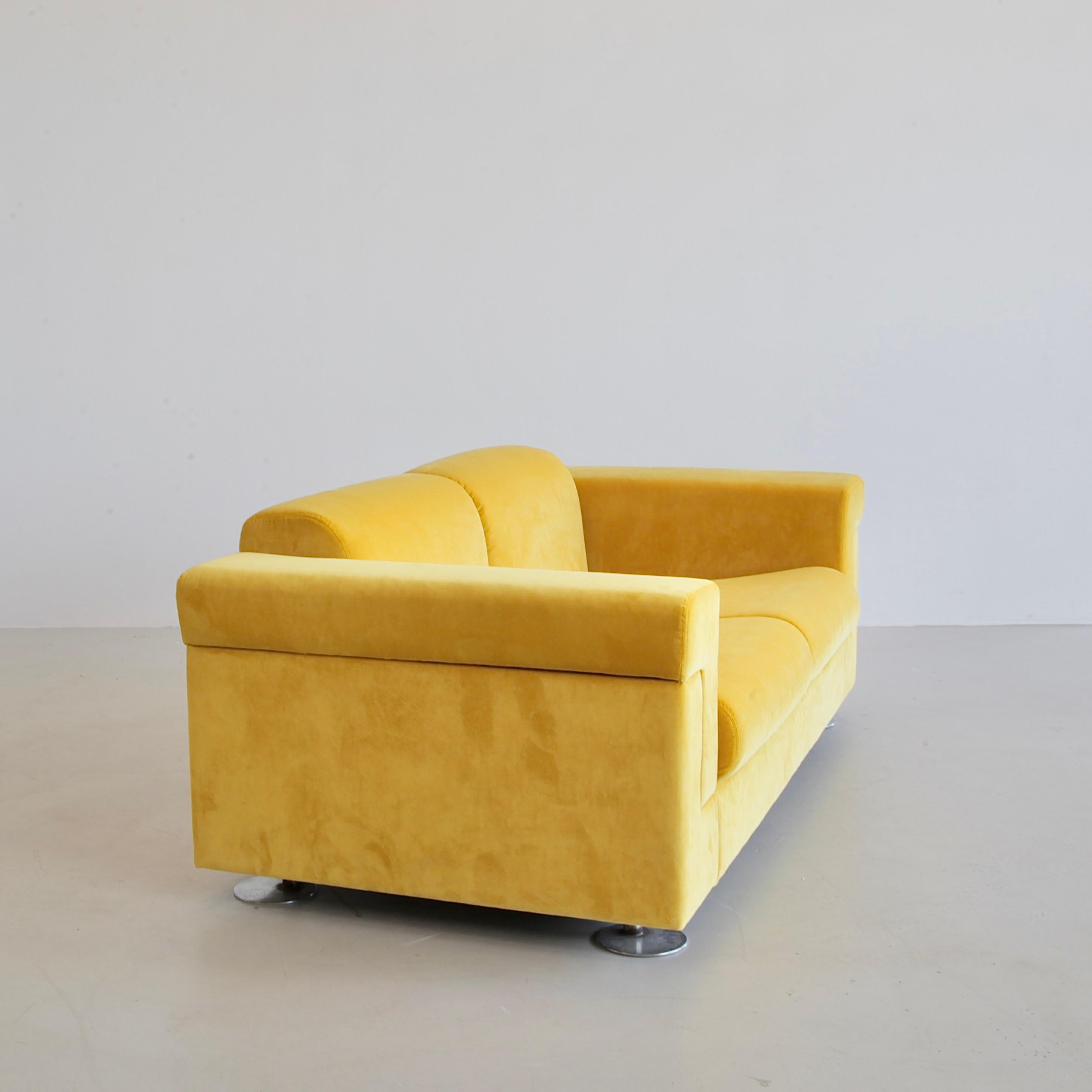 Yellow Two-Seat Sofa D120 by Valeria BORSANI and Alfredo BONETTI, TECNO 1966 In Good Condition For Sale In Berlin, Berlin