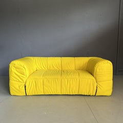 Gelbes zweisitziges Sofa „Strips“-Kollektionsdesign von Cini Boeri für Arflex