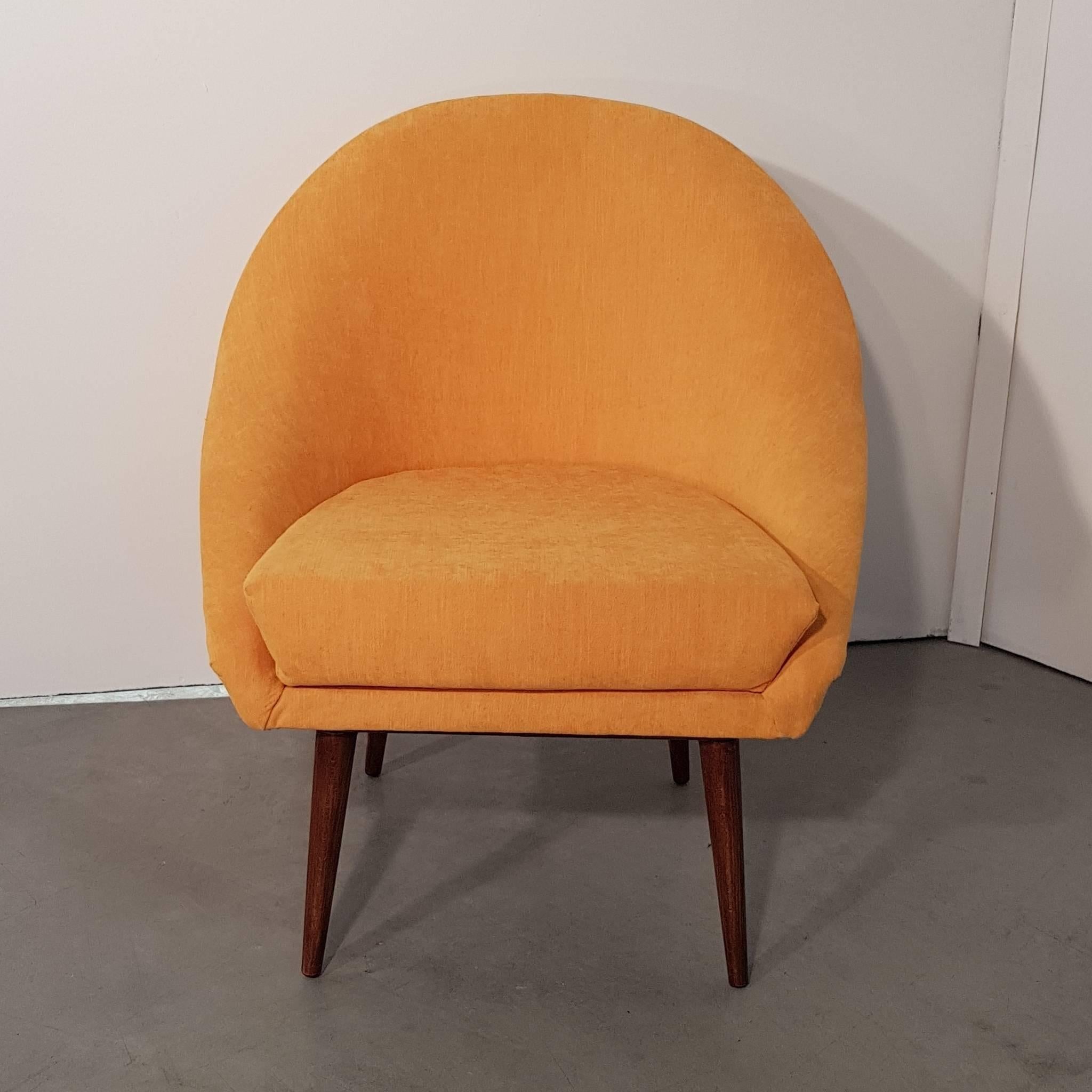 Yellow Upholstered Midcentury Armchair on Beechwood Legs (Moderne der Mitte des Jahrhunderts) im Angebot