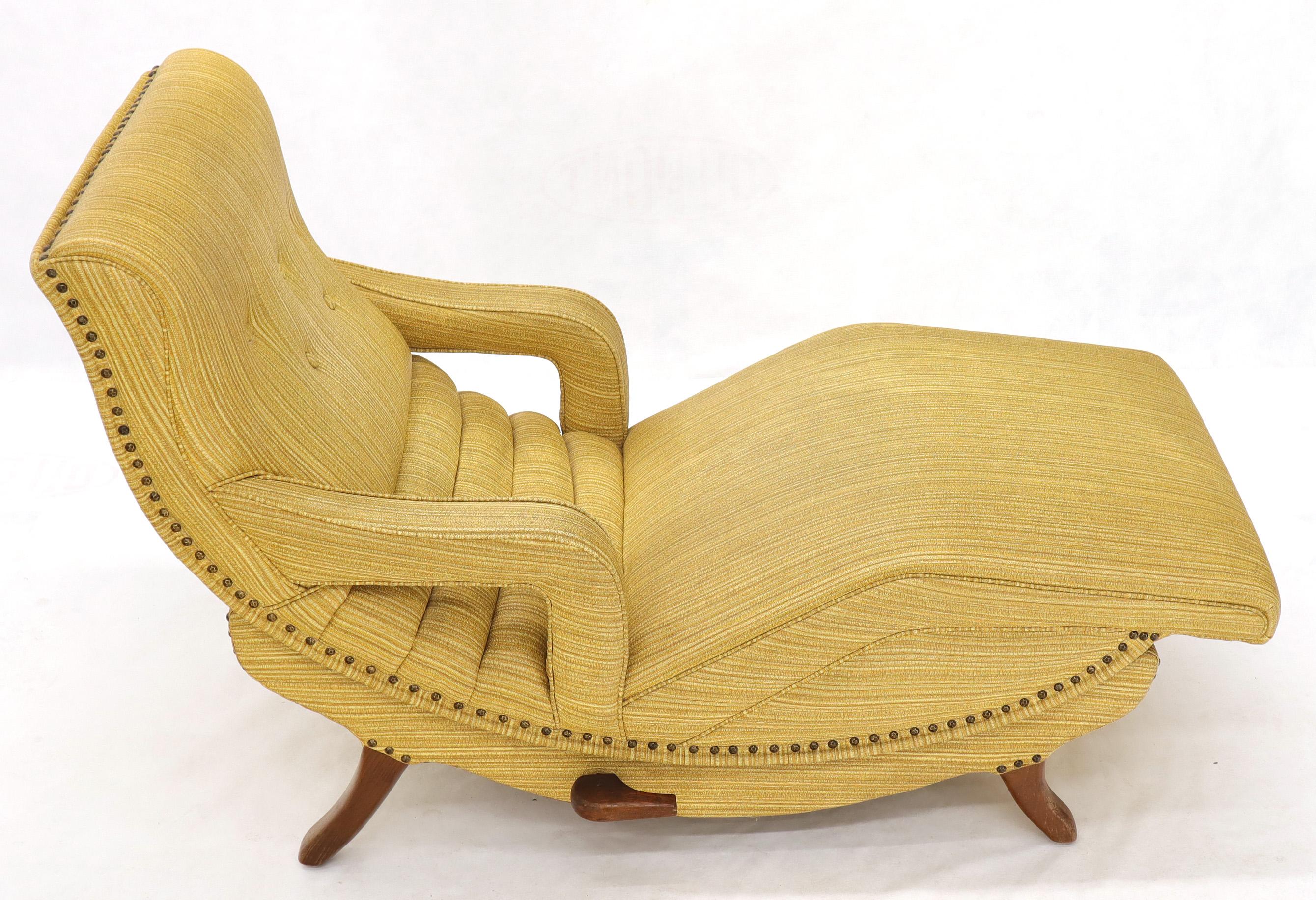 Mid-Century Modern adjustable chaise lounge chair. Original gold to yellow textured vinyl upholstery. Solid wood legs/frame.