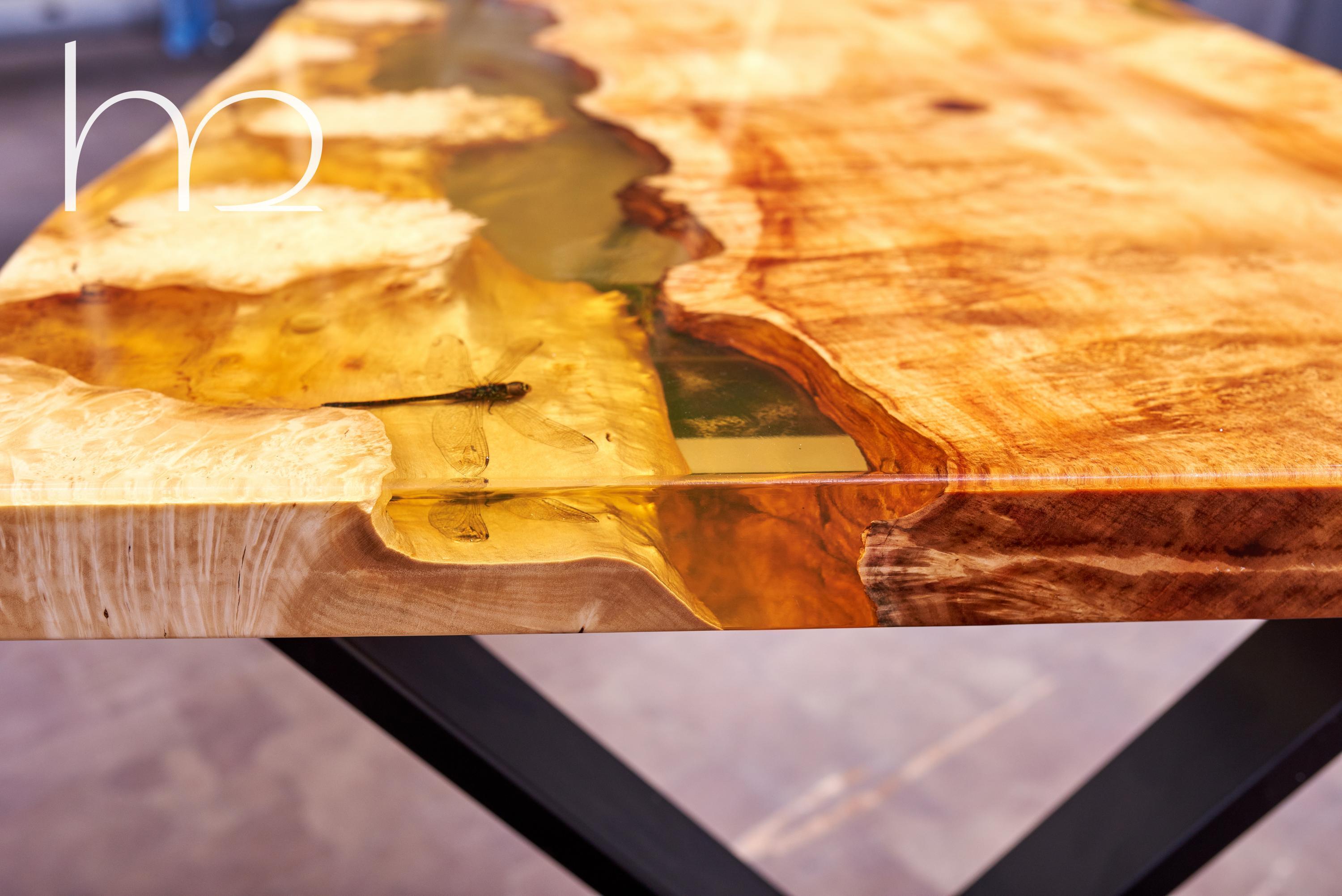 Table de salle à manger contemporaine en bois de ronce jaune à bord vif et incrustations d'ambre en vente 3