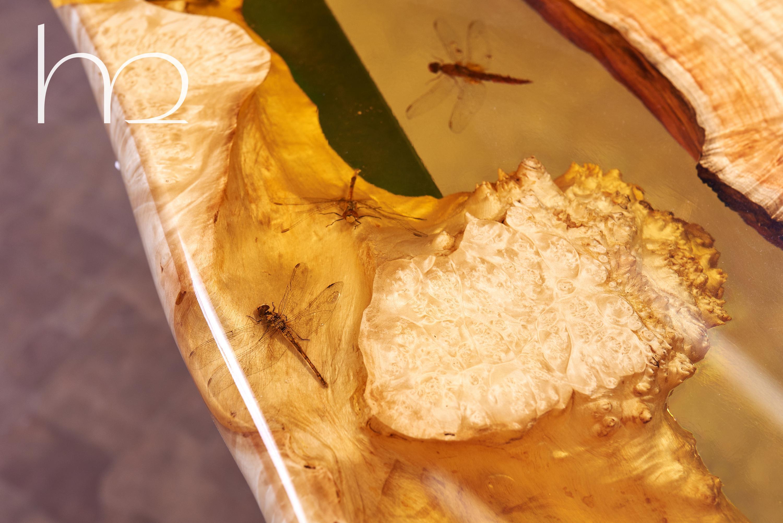 Table de salle à manger contemporaine en bois de ronce jaune à bord vif et incrustations d'ambre en vente 4
