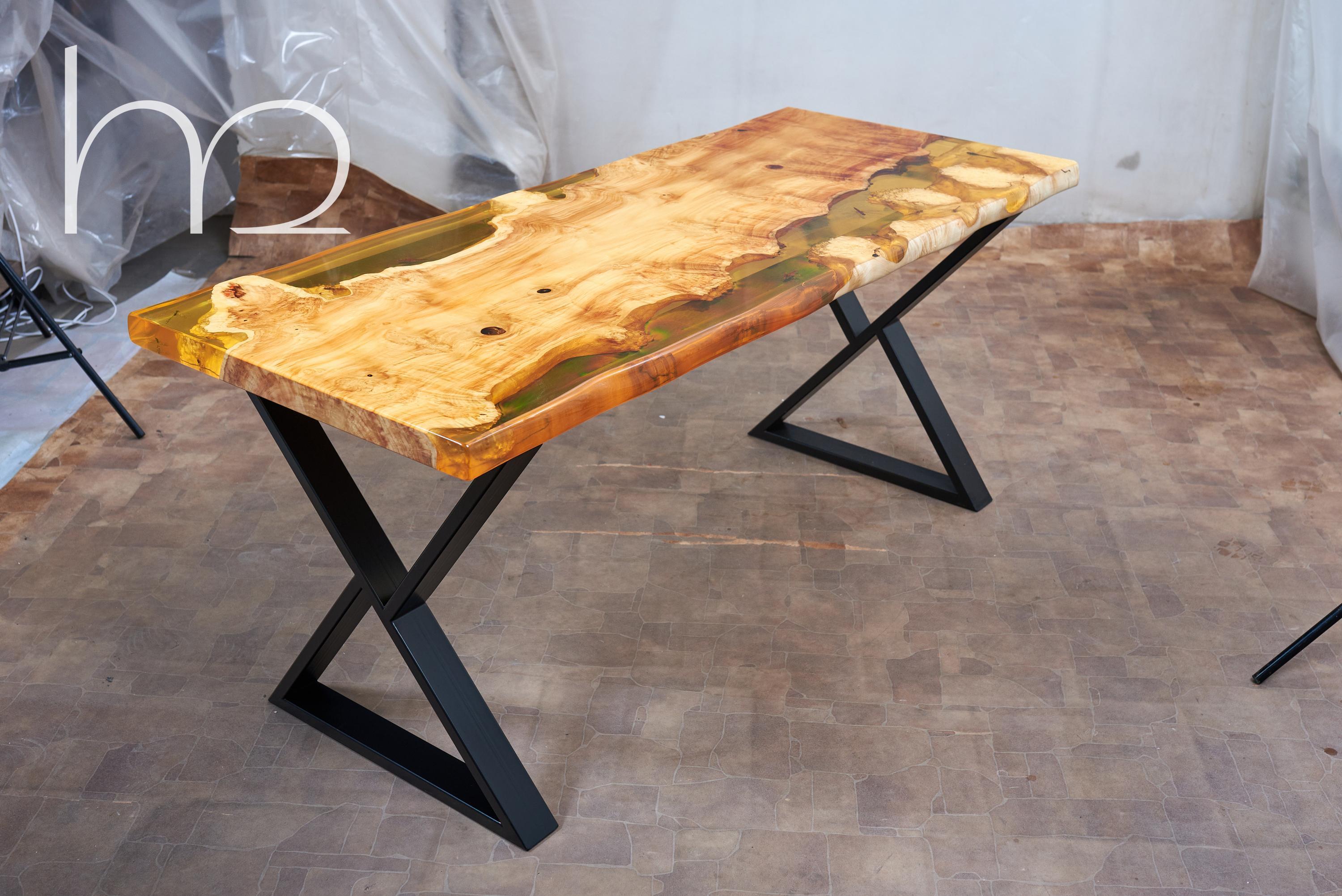 Arts and Crafts Table de salle à manger contemporaine en bois de ronce jaune à bord vif et incrustations d'ambre en vente
