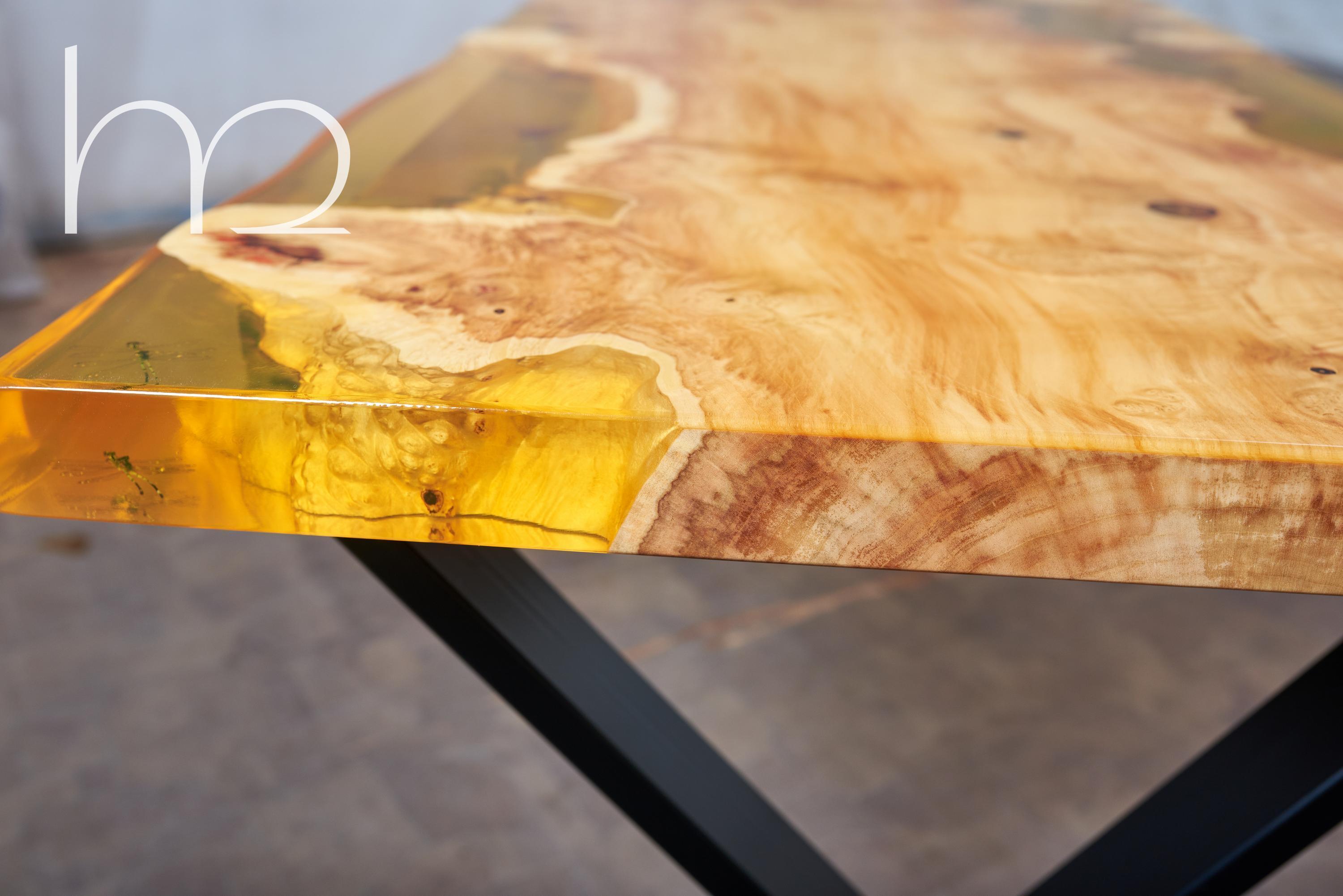 Européen Table de salle à manger contemporaine en bois de ronce jaune à bord vif et incrustations d'ambre en vente