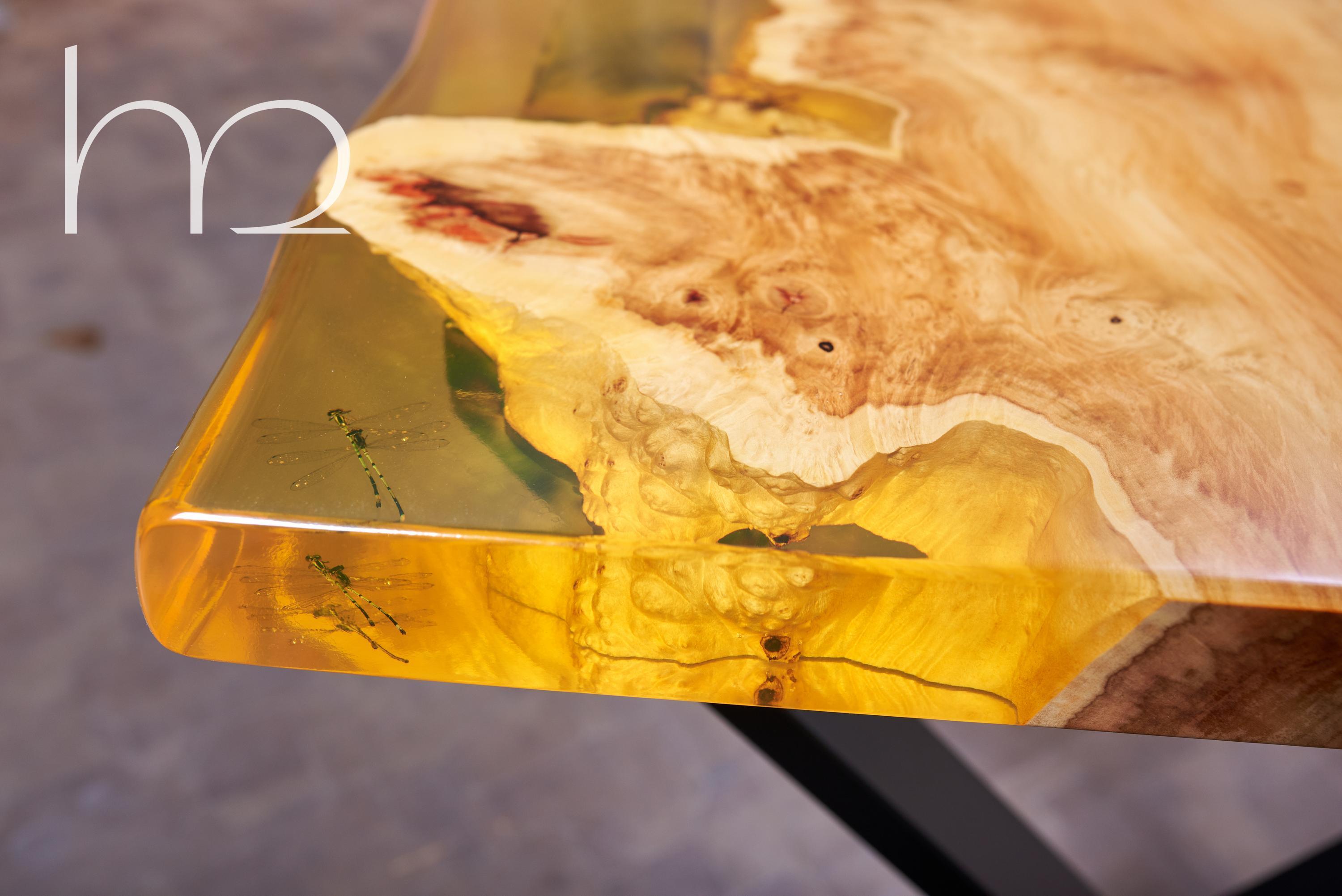 Brossé Table de salle à manger contemporaine en bois de ronce jaune à bord vif et incrustations d'ambre en vente