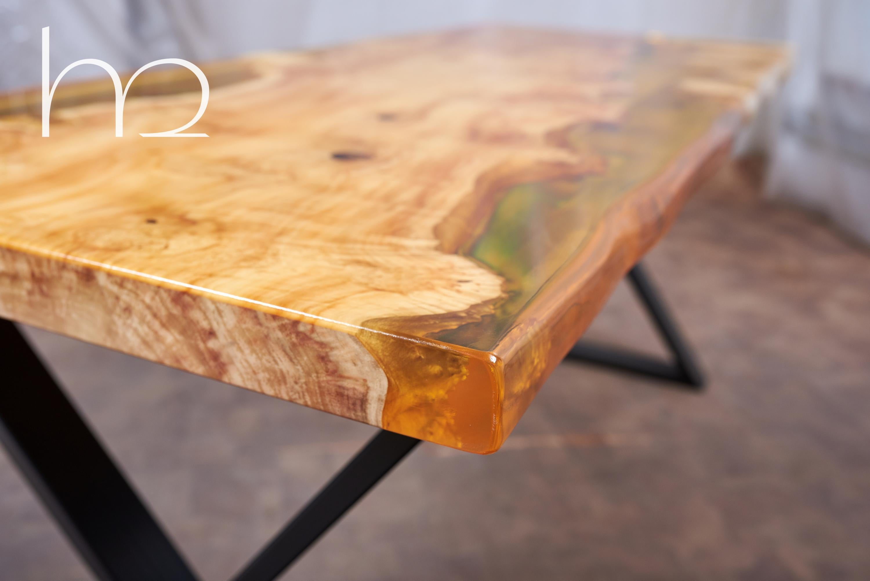 Table de salle à manger contemporaine en bois de ronce jaune à bord vif et incrustations d'ambre Neuf - En vente à København N, DK