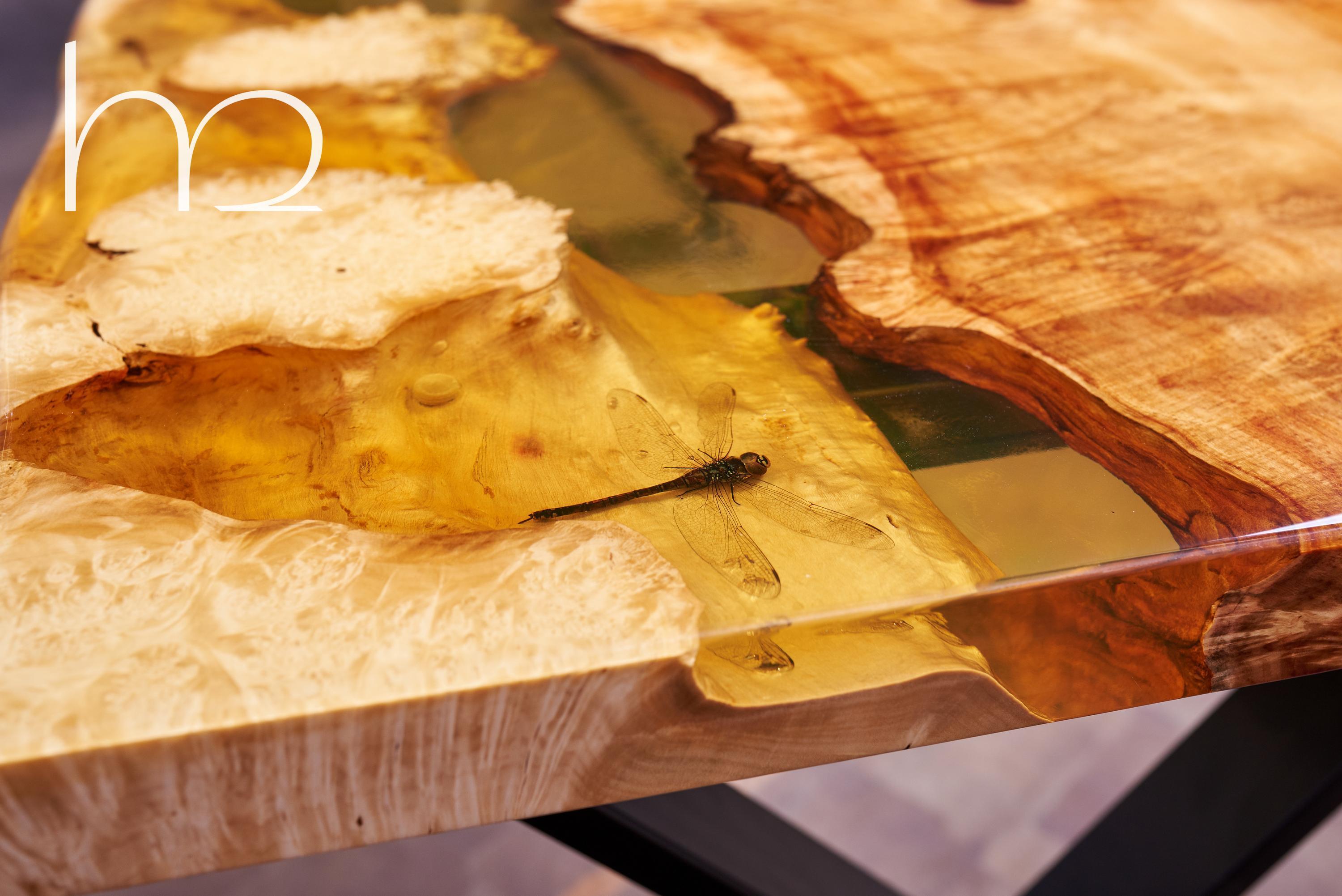 Table de salle à manger contemporaine en bois de ronce jaune à bord vif et incrustations d'ambre en vente 1