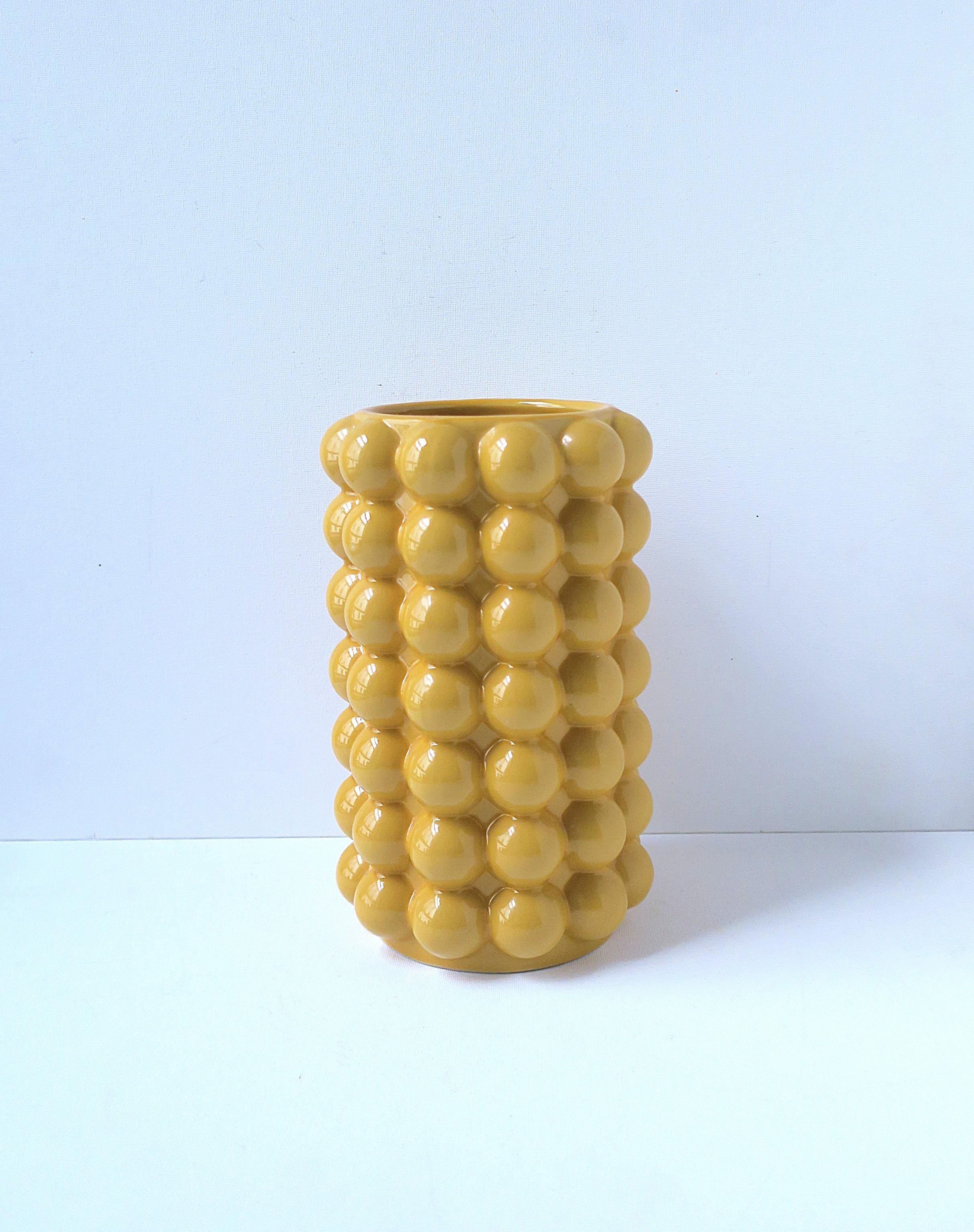 Vase en céramique jaune avec un design de sphère en forme de boule, dans le style Modern-Deco. Une belle pièce avec ou sans fleurs. 

