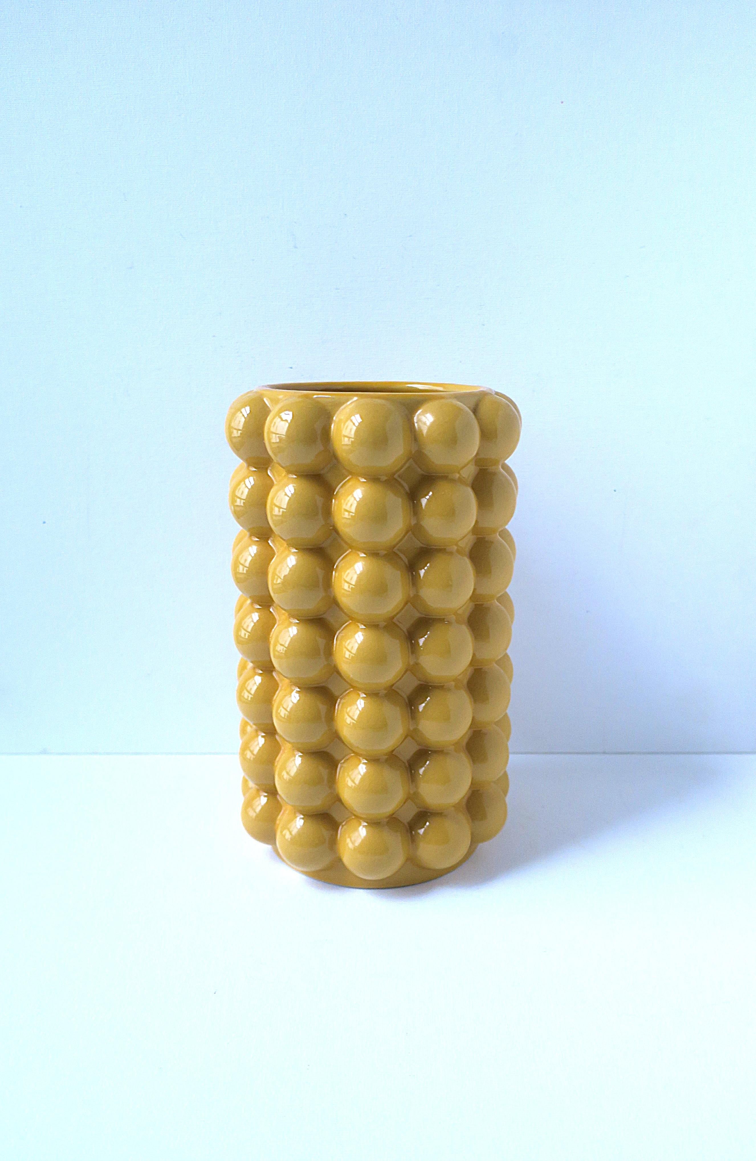 Vase jaune Sphère de boules design moderne déco en vente 3