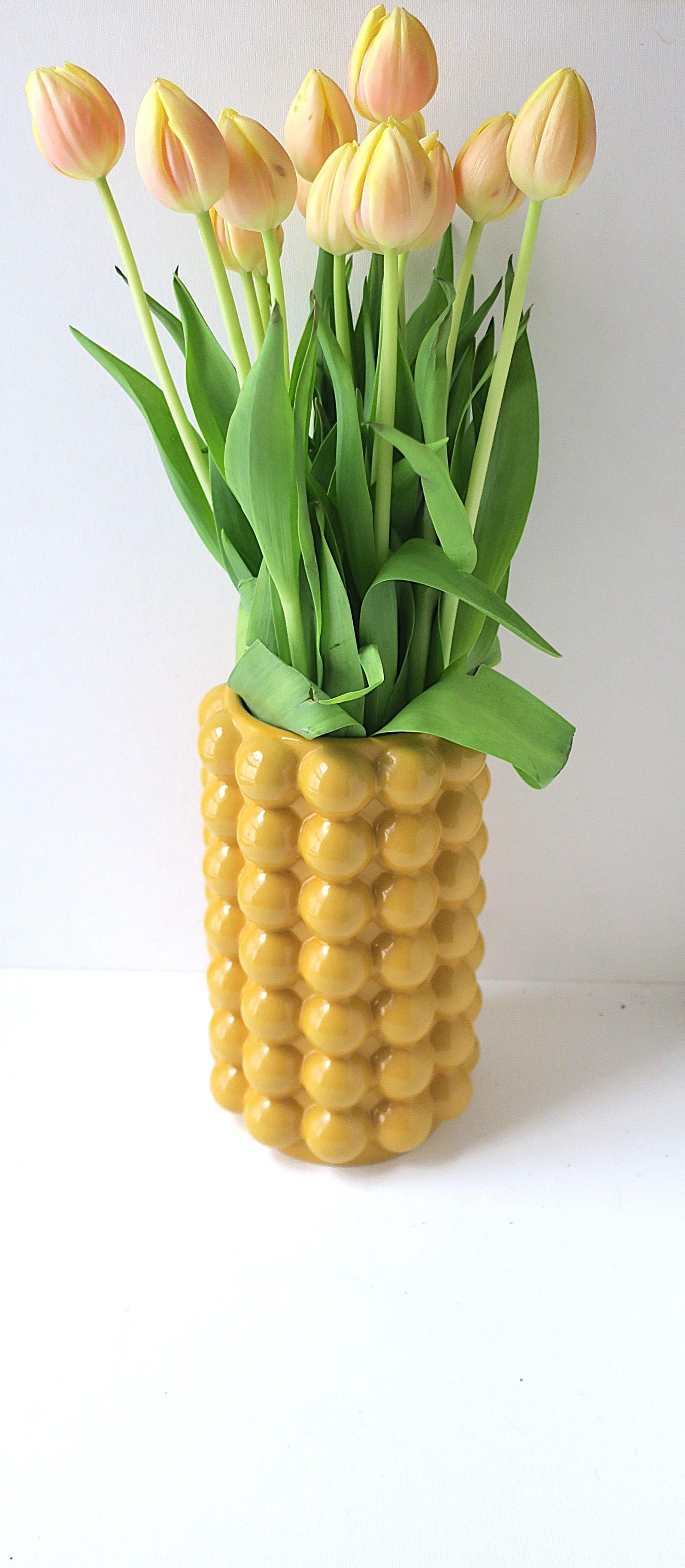 Vase jaune Sphère de boules design moderne déco en vente 1