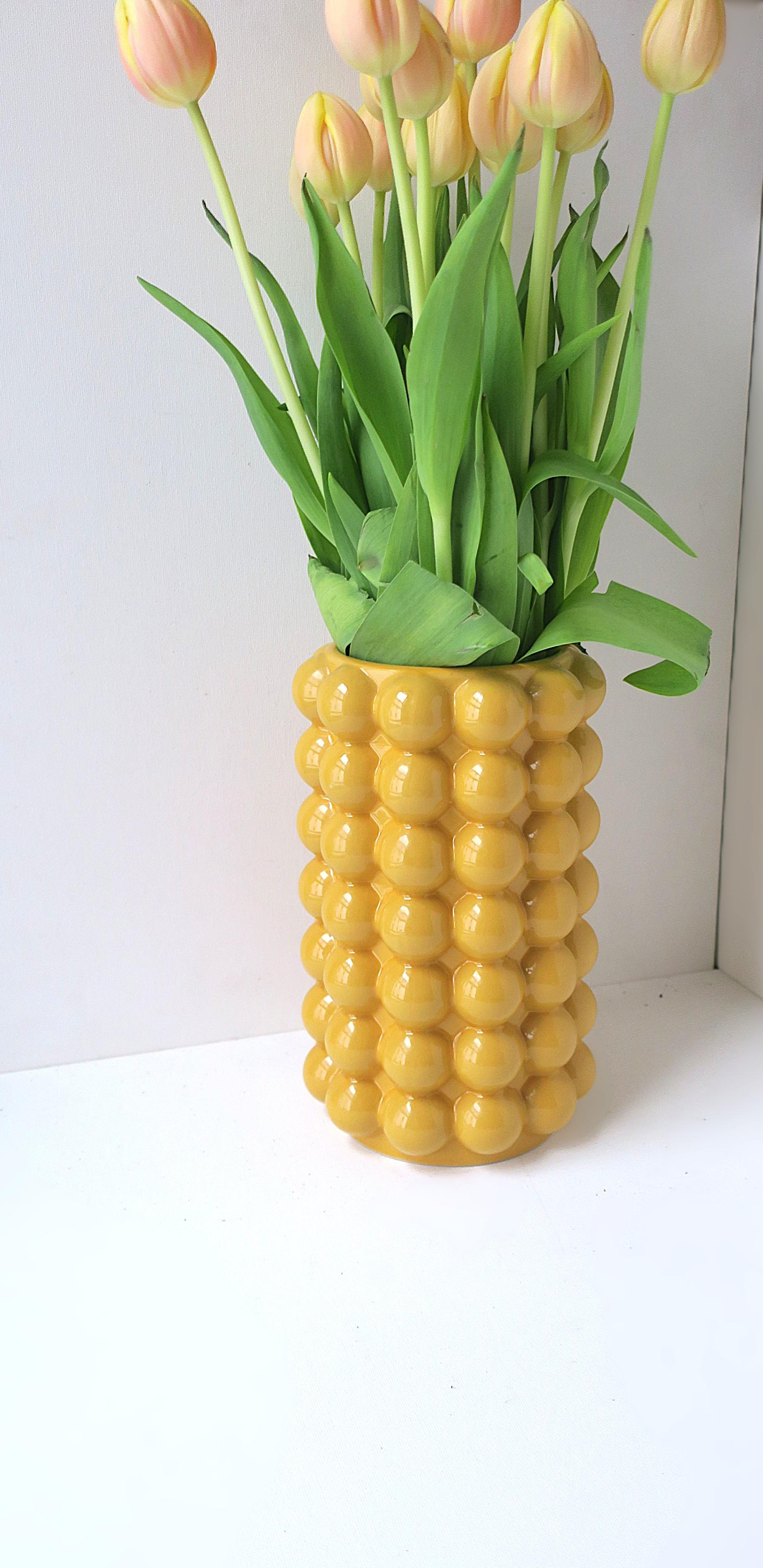 Vase jaune Sphère de boules design moderne déco en vente 2