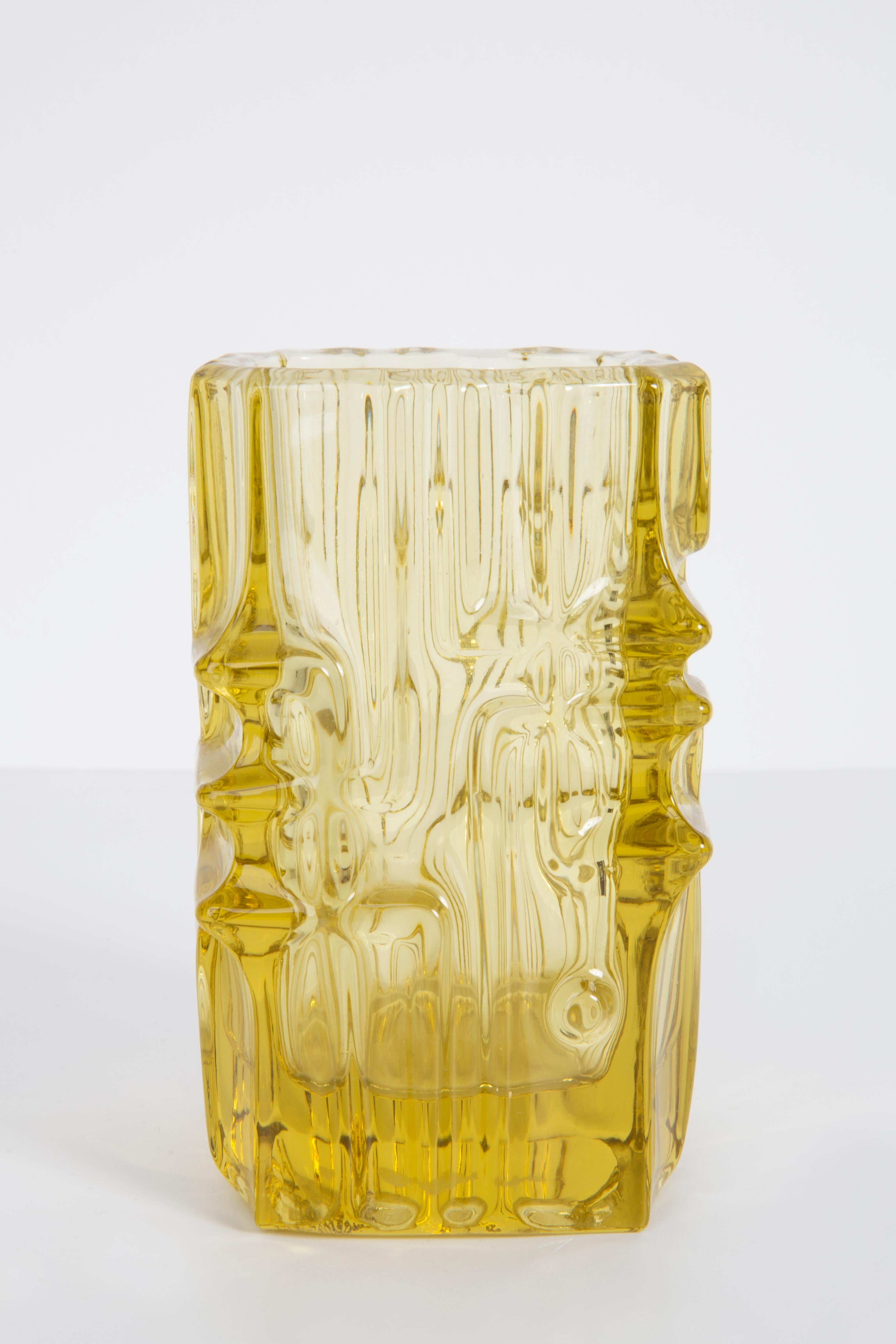 Mid-Century Modern Vase jaune de Vladislav Urban pour l'Union de Sklo, 20e siècle, Europe, années 1960 en vente