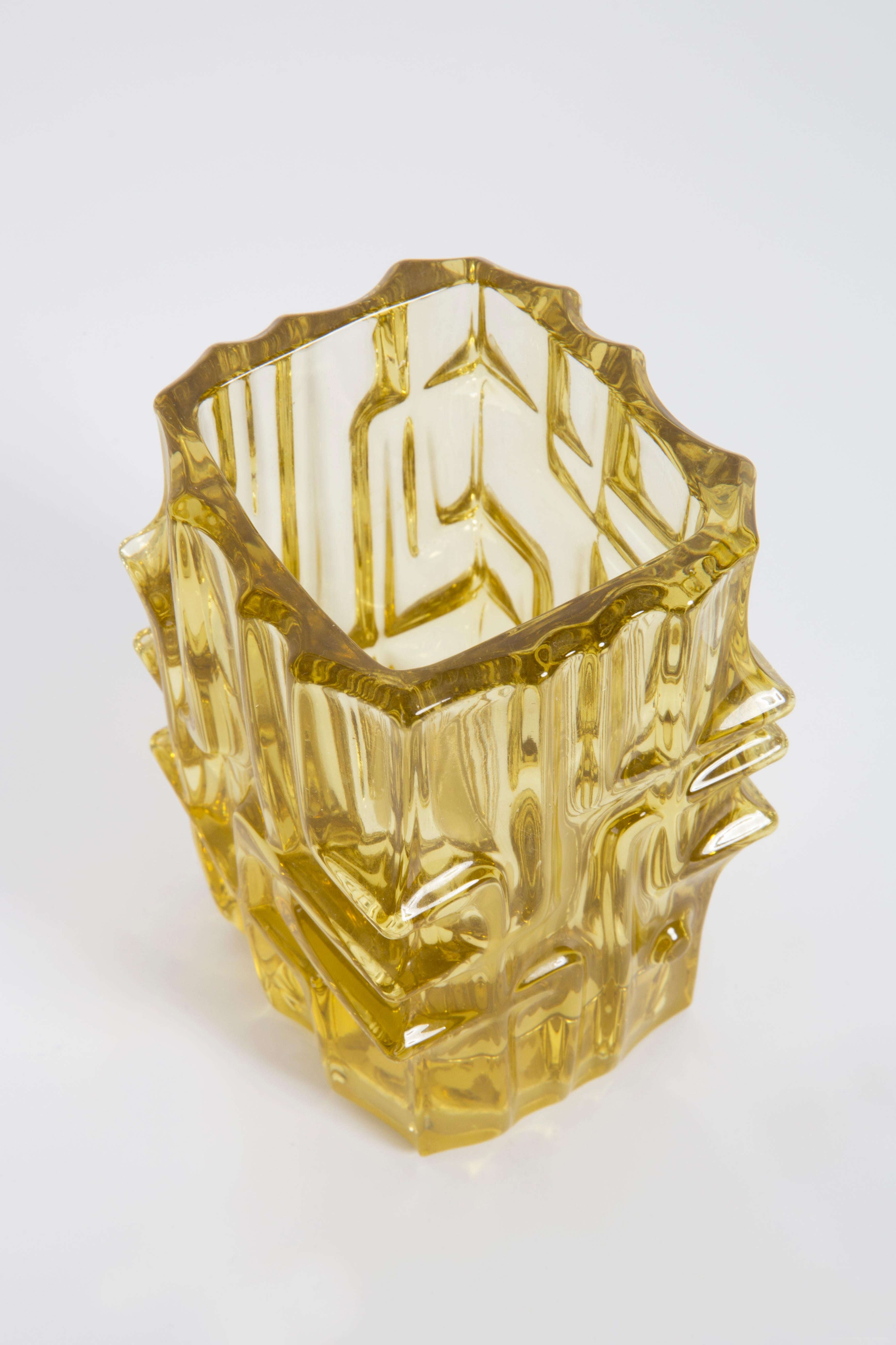 Tchèque Vase jaune de Vladislav Urban pour l'Union de Sklo, 20e siècle, Europe, années 1960 en vente