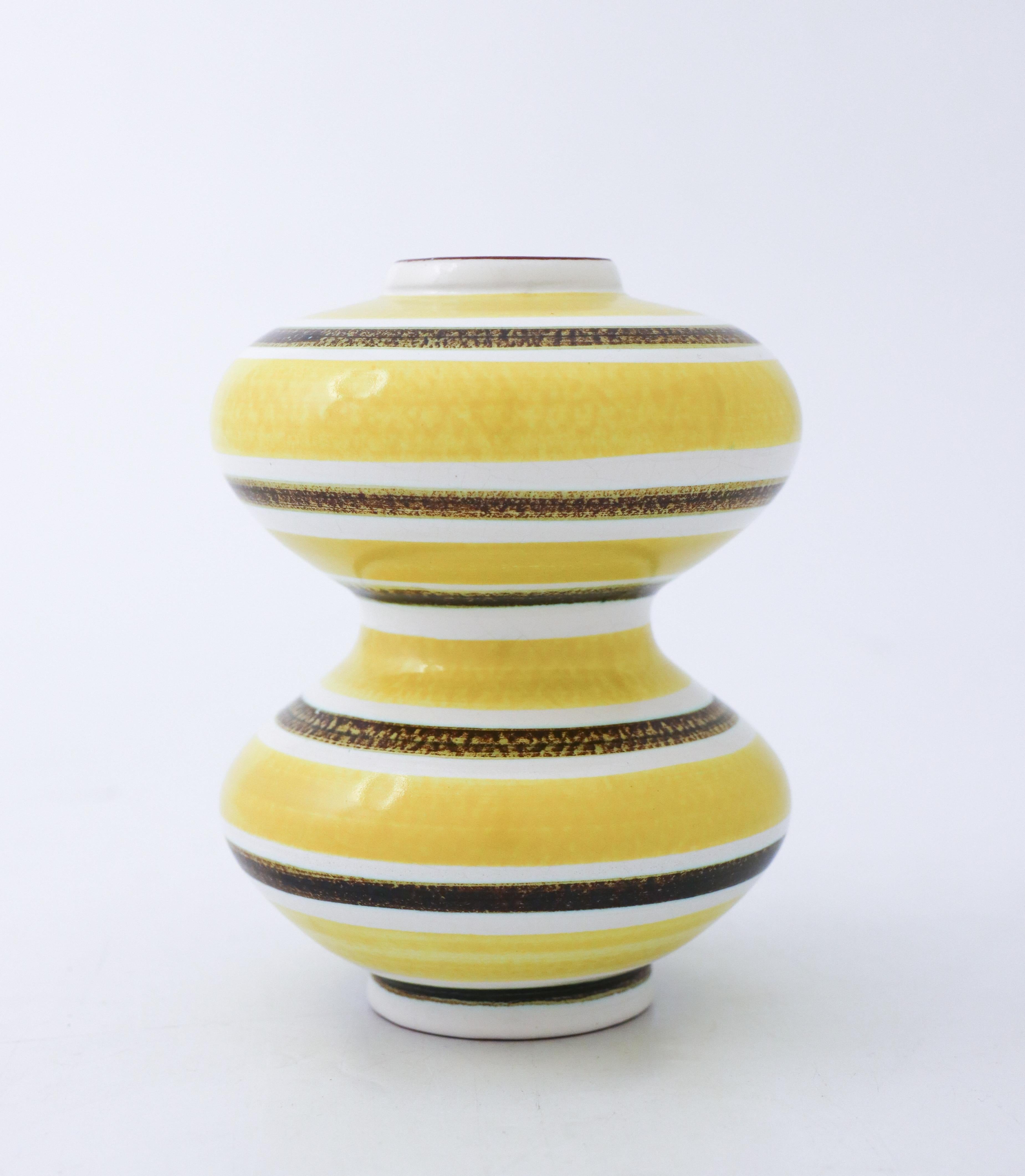 Vase jaune en faïence, Stig Lindberg, Gustavsbergs Studio - Milieu du XXe siècle en vente 1