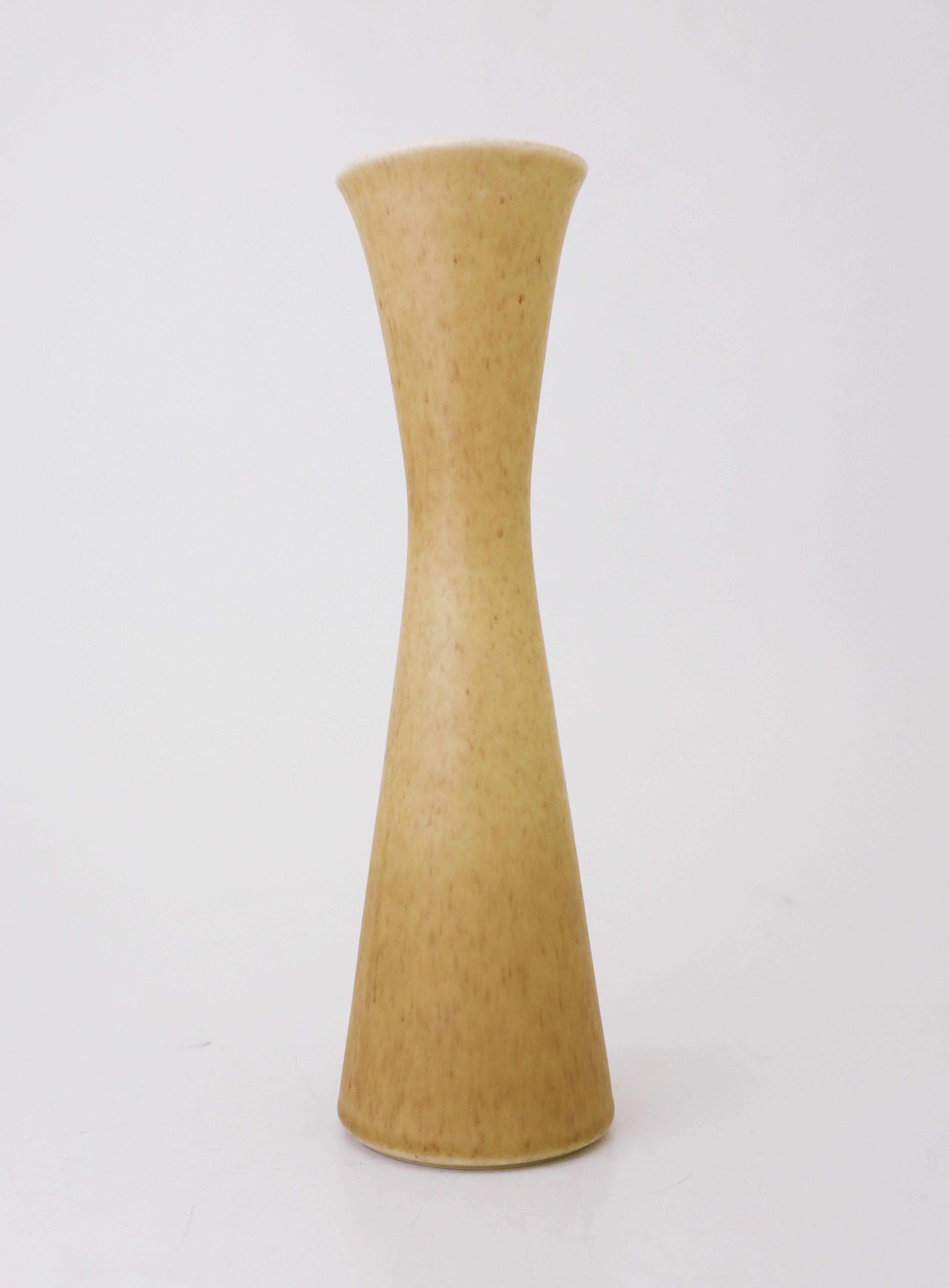 Eine Vase mit gelber Glasur, entworfen von Gunnar Nylund in Rörstrand, Modell Granola, 26 cm hoch und 7,5 cm im Durchmesser. Es ist in neuwertigem Zustand und als 1. Qualität gekennzeichnet.
Gunnar Nylund wurde 1904 in Paris geboren. Seine Eltern