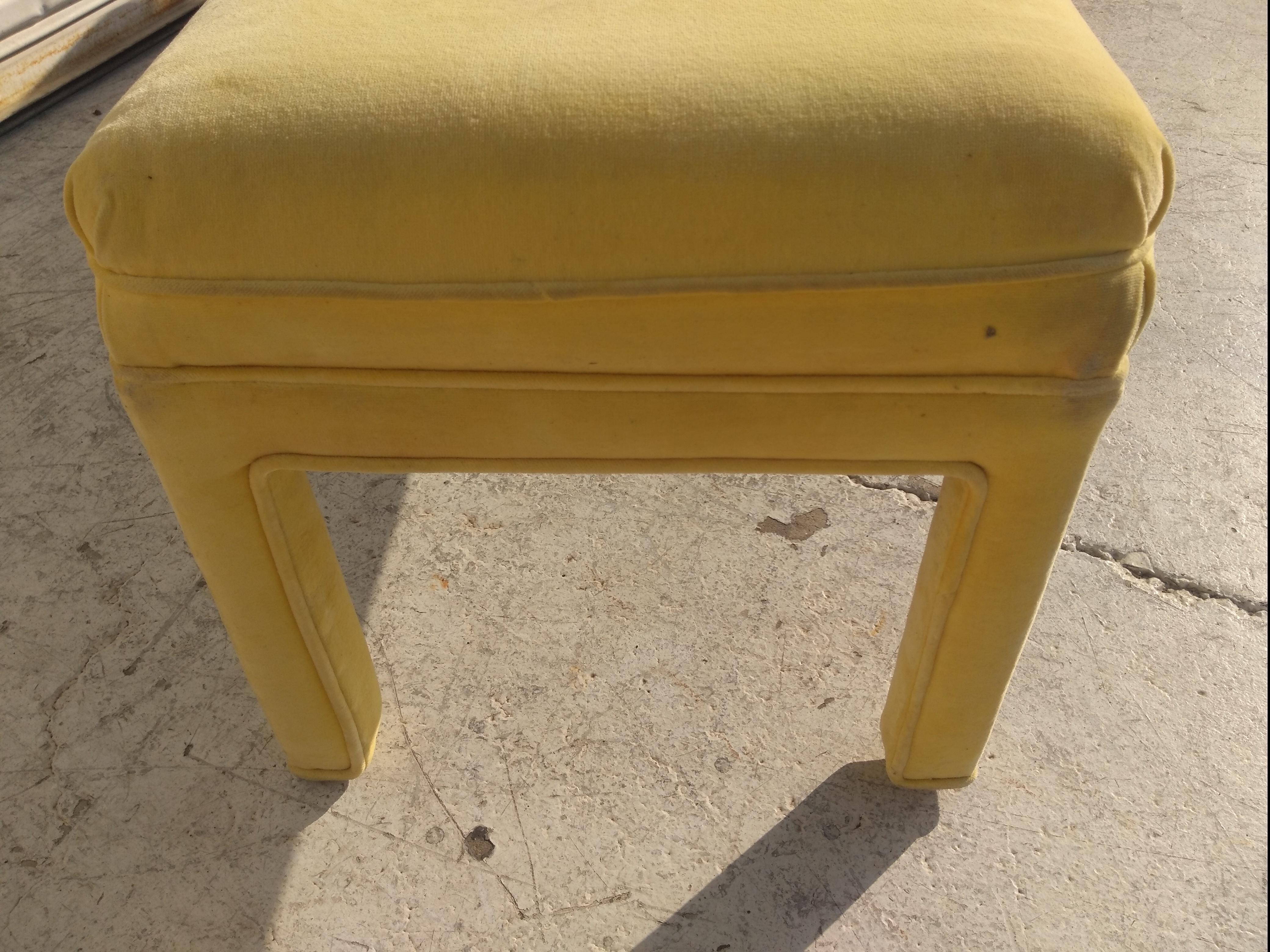 Ce banc de style Parsons mesure 6 pieds de long. Il est entièrement recouvert d'un beau tissu en velours jaune. Il serait parfait au bout d'un lit ou sous une fenêtre.