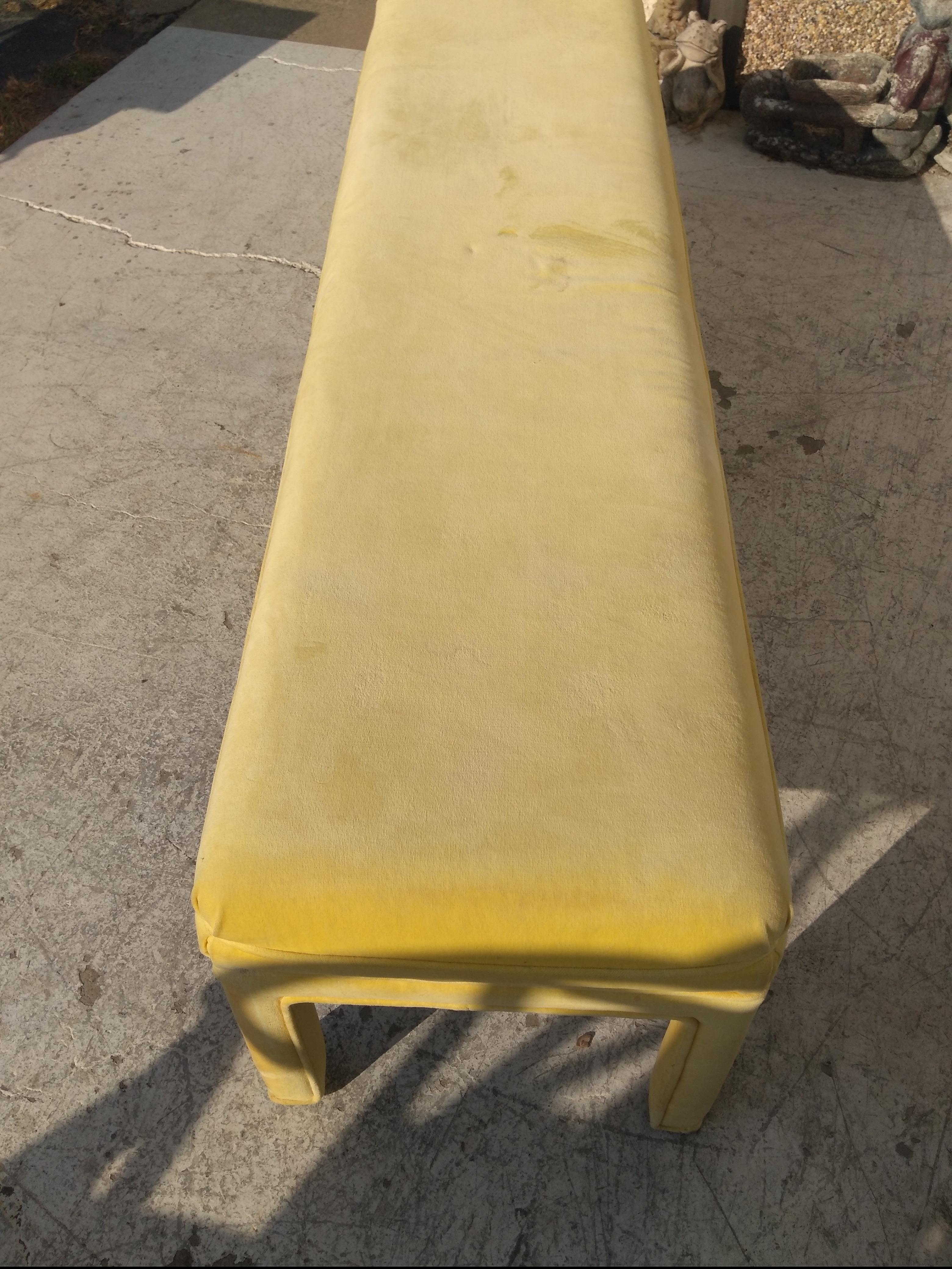 Mid-Century Modern Banc de style Parsons en velours jaune en vente