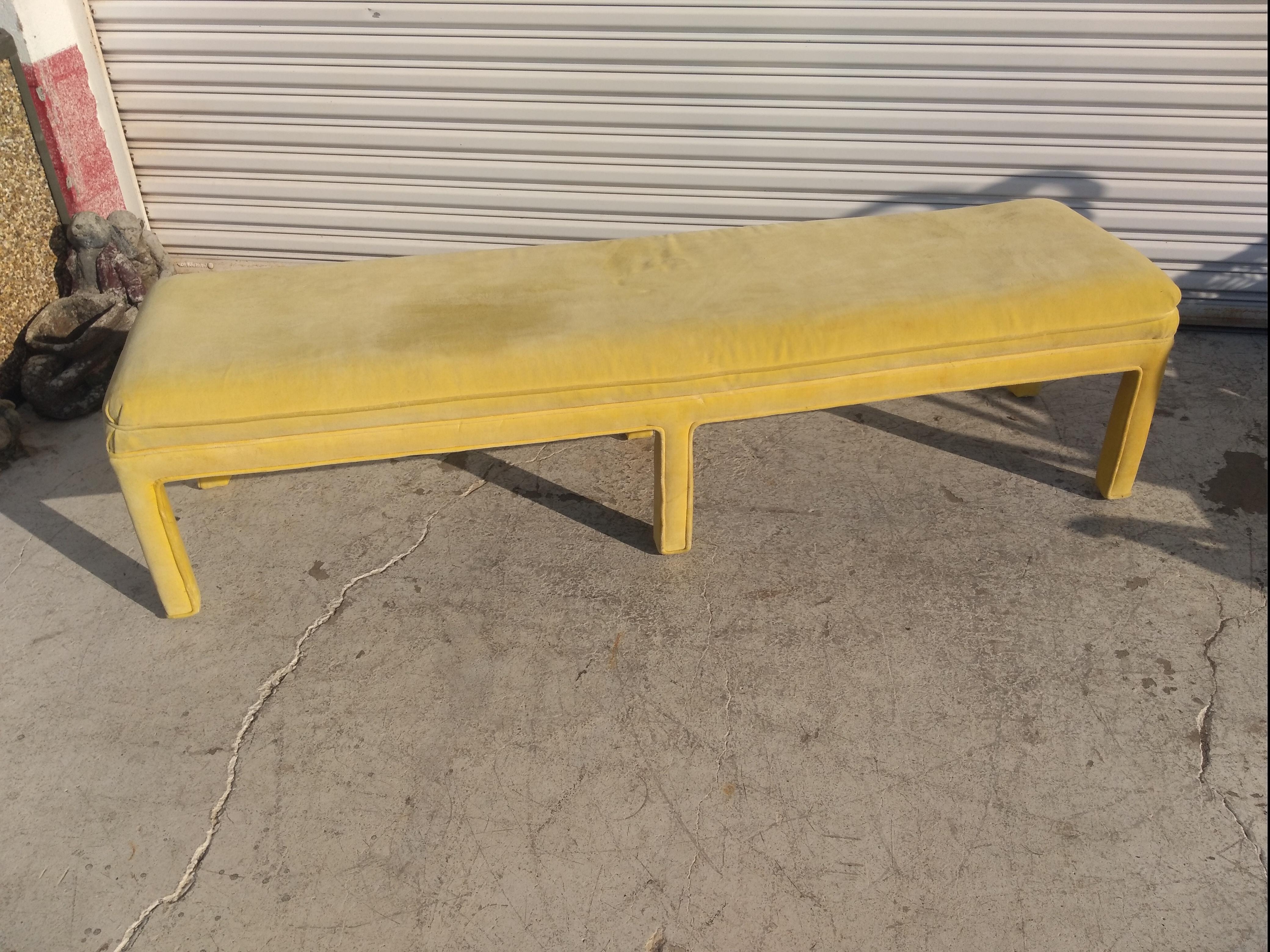 20ième siècle Banc de style Parsons en velours jaune en vente