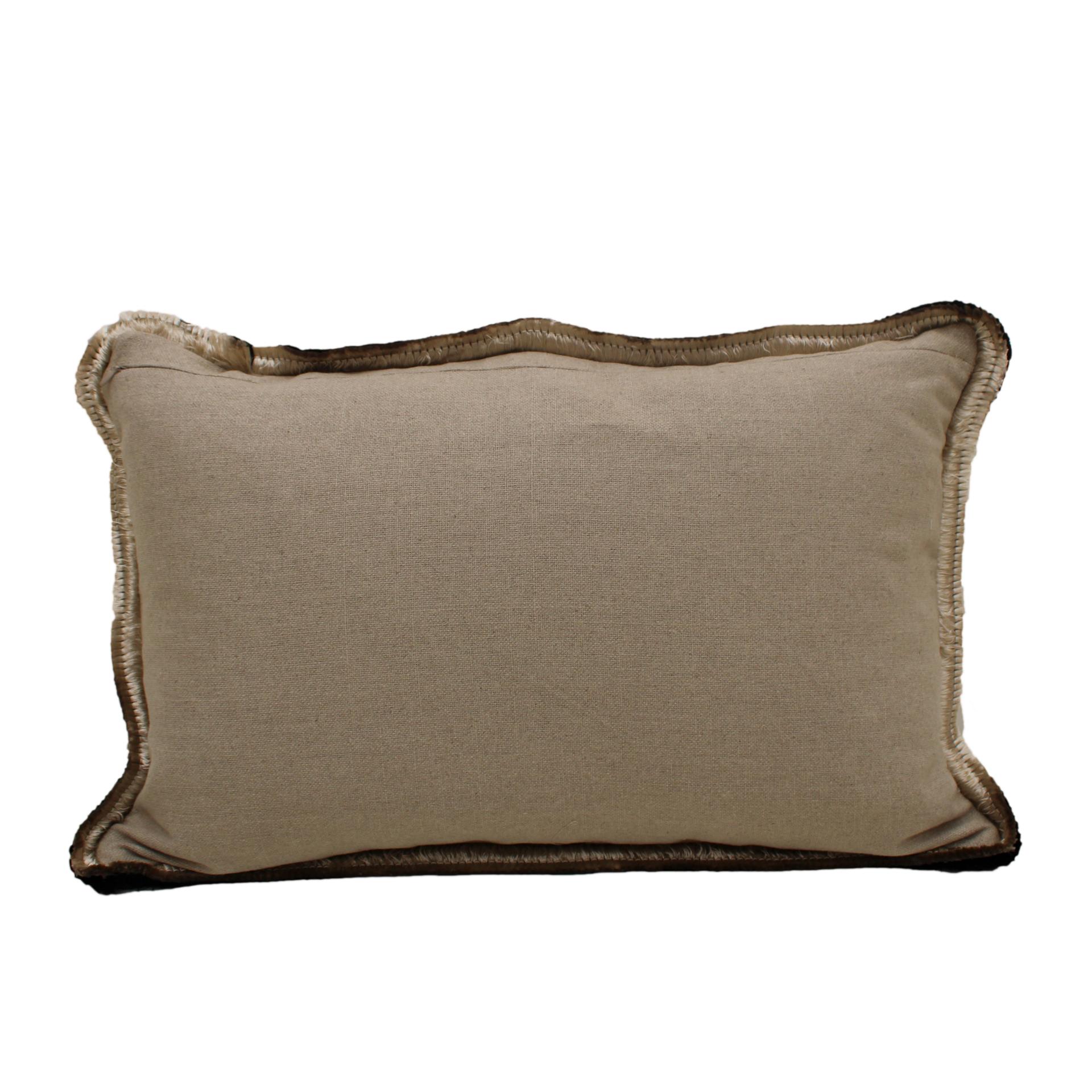 Coussin en velours jaune en coton de haute qualité avec double garniture de guirlandes noires et dos en lin.

Chaque article proposé par LA Studio est contrôlé par notre équipe de 10 artisans dans notre atelier interne. Des demandes spéciales de