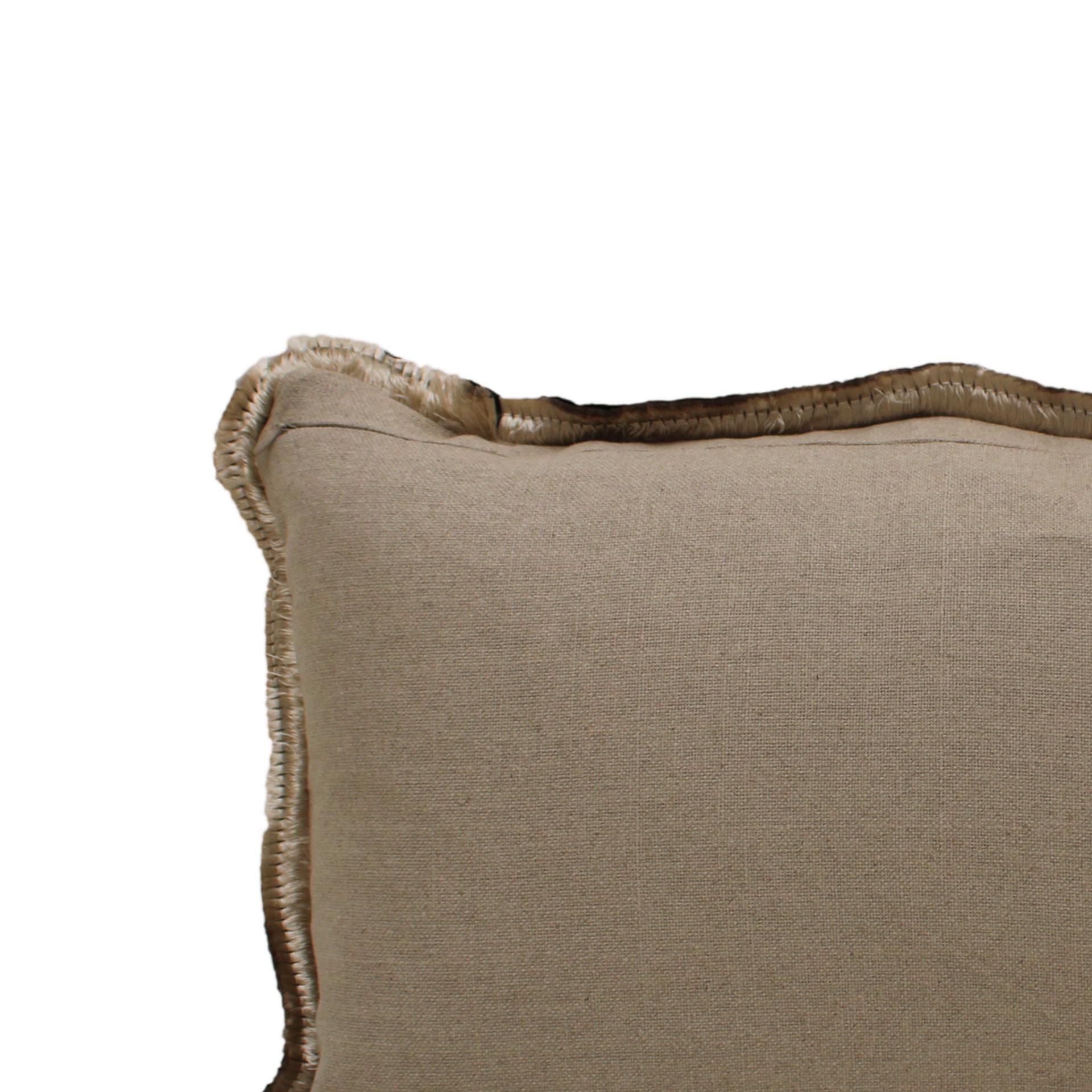 Européen Coussin en velours jaune en coton avec bordure à double épingle et dos en lin en vente