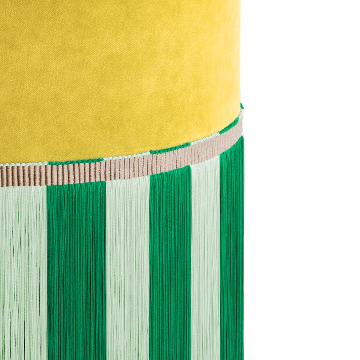 Gelber Samt mit zweifarbigen Fransen Pouf (Italienisch) im Angebot