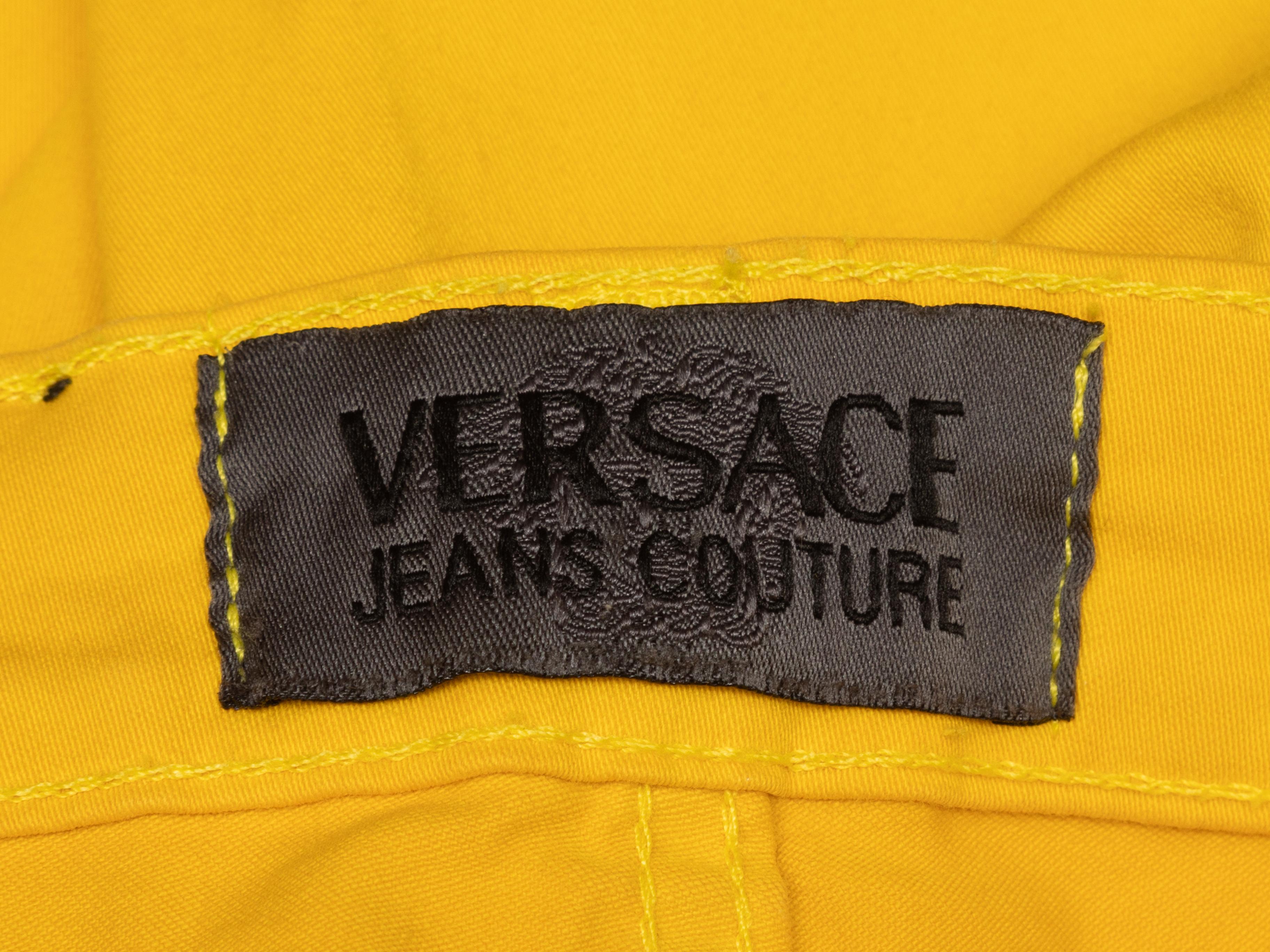 Gelbe Hose mit schmalem Bein von Versace Jeans Couture. Vier Taschen. Reißverschluss auf der Vorderseite. 27