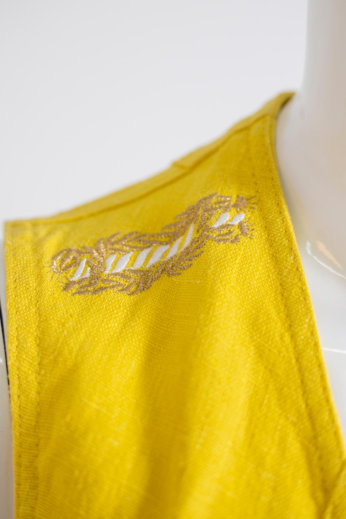 Beautiful yellow 100% linen vest by Rocco Barocco Jeans. A truly unique and versatile piece suitable for both the spring and summer season. The vest is canary yellow, excellent workmanship, on the shoulders there is the Rocco Barocco logo