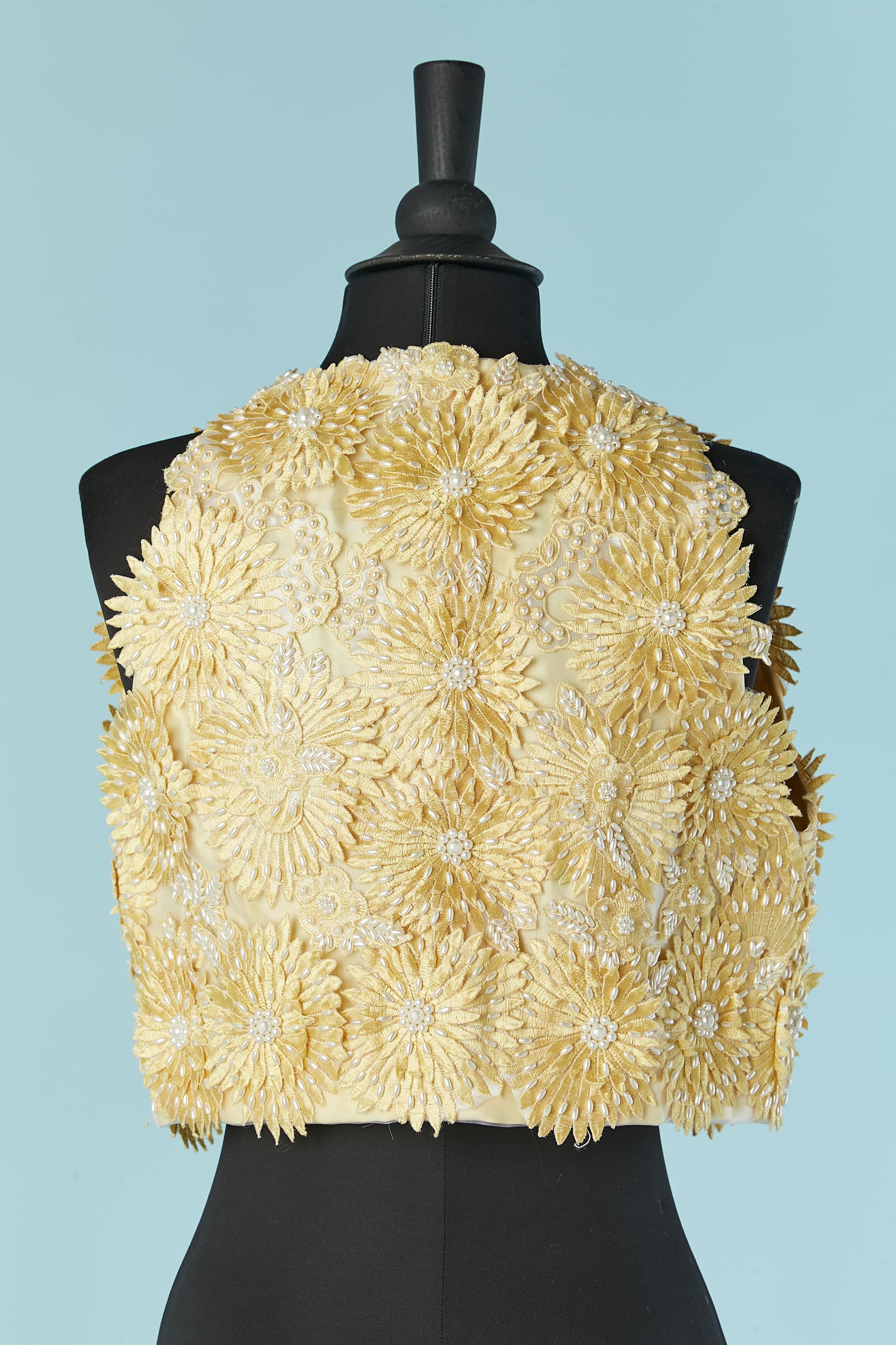 Yellow vest with thread flowers appliqué and beadwork Circa 1960's In Excellent Condition For Sale In Saint-Ouen-Sur-Seine, FR
