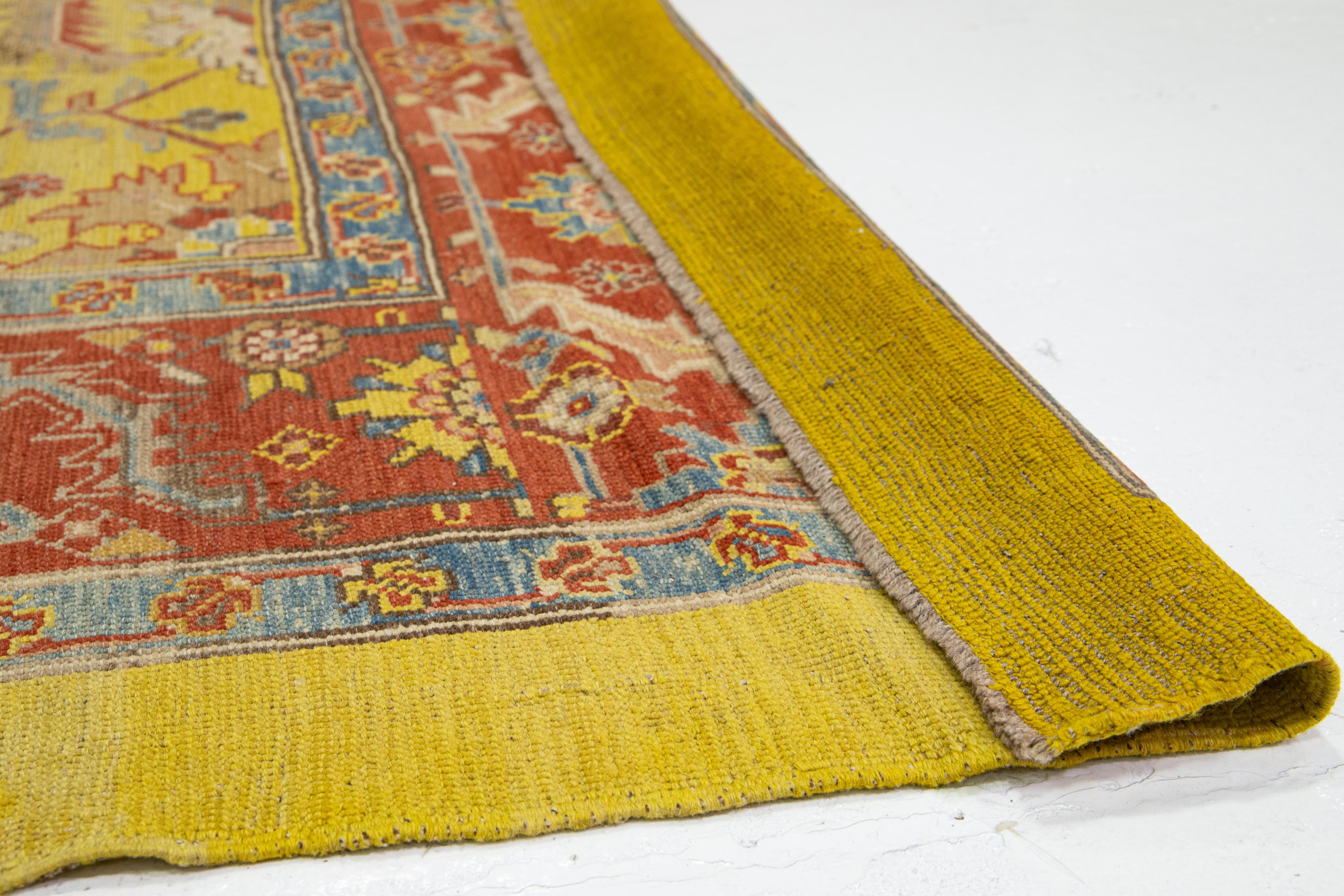 Tapis en laine tribal jaune vintage Bakshaish fait à la main en vente 1