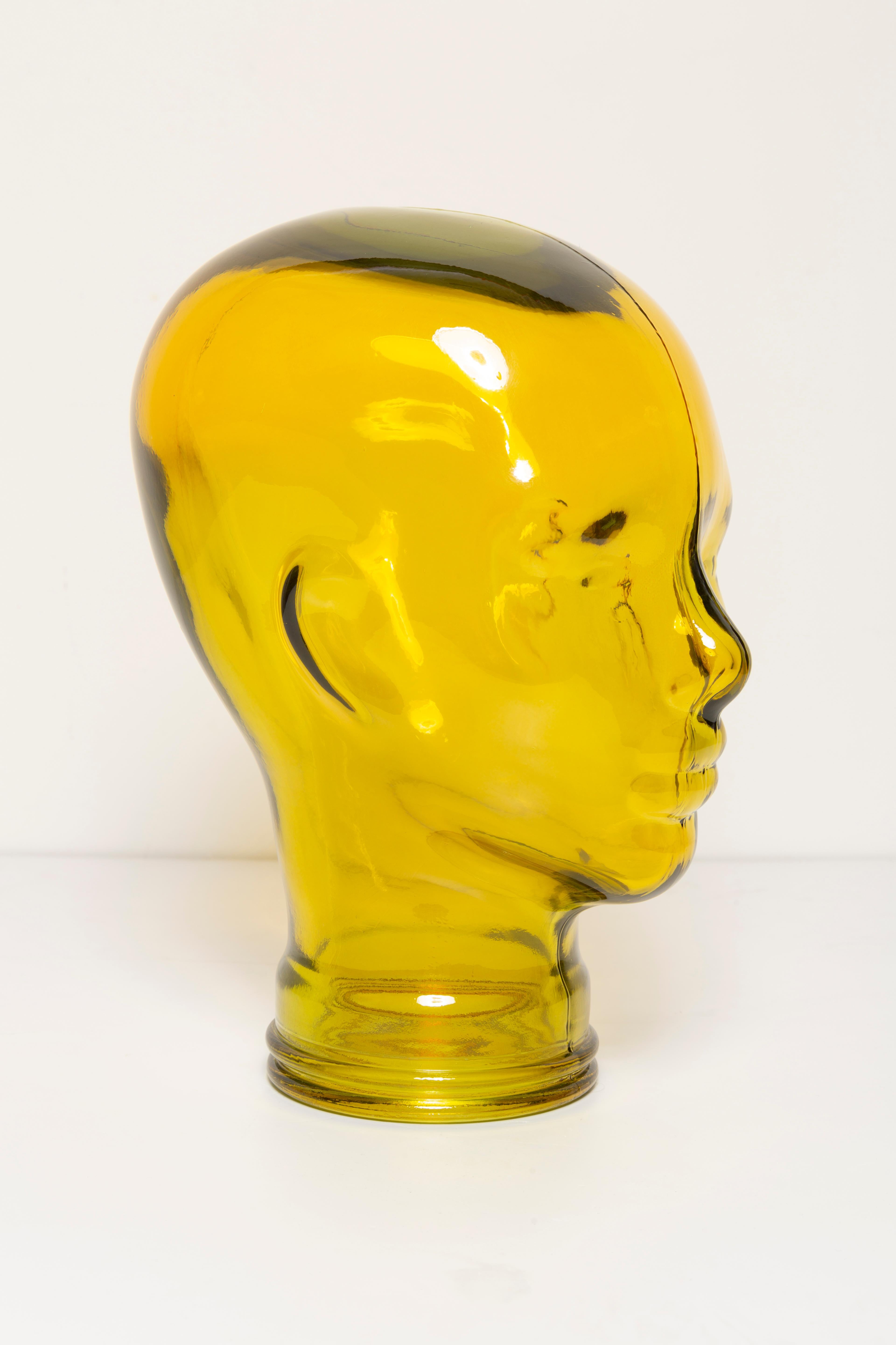 Allemand Sculpture de tête décorative en verre jaune vintage en forme de mannequin, 1970, Allemagne en vente