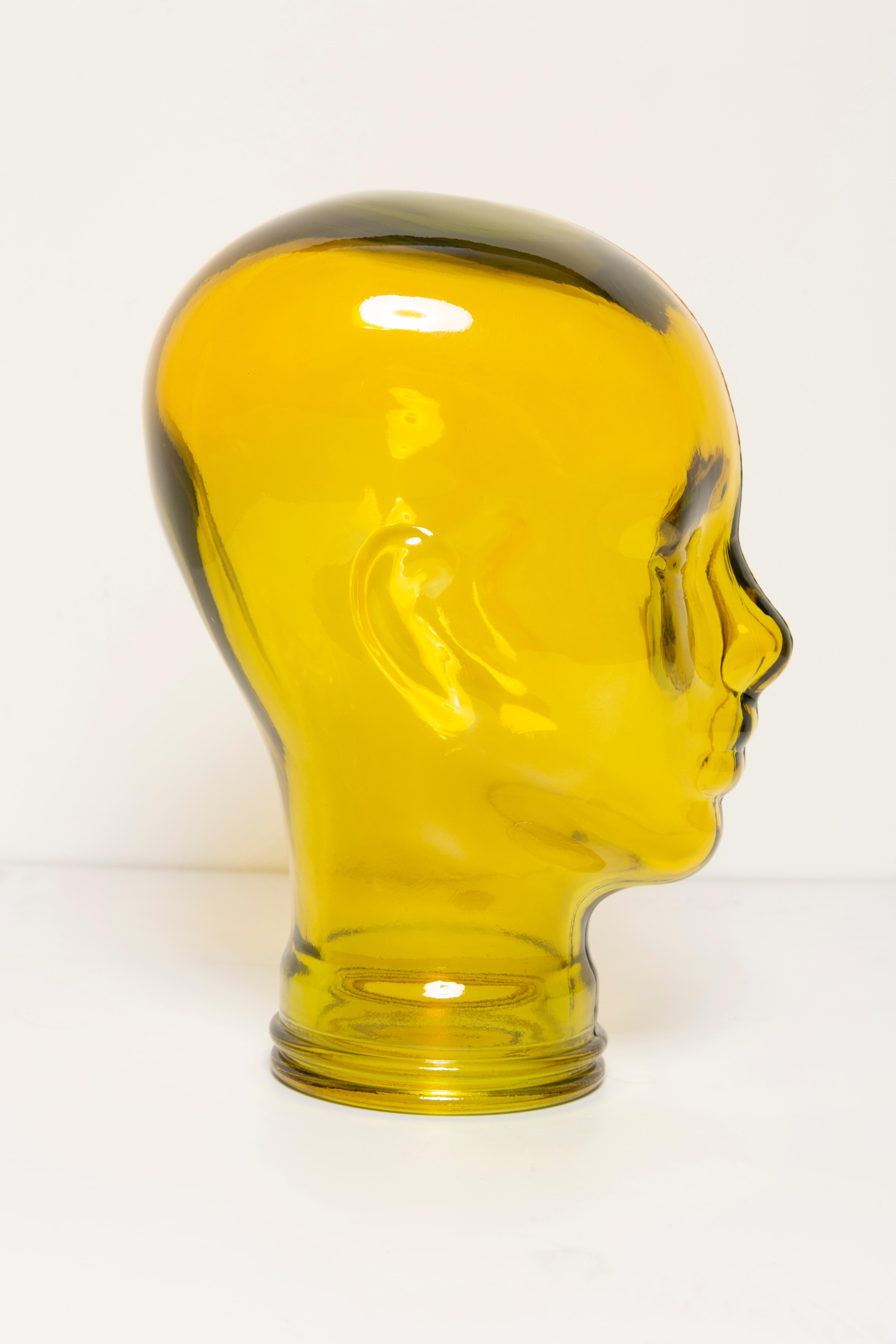 Sculpture de tête décorative en verre jaune vintage en forme de mannequin, 1970, Allemagne Bon état - En vente à 05-080 Hornowek, PL