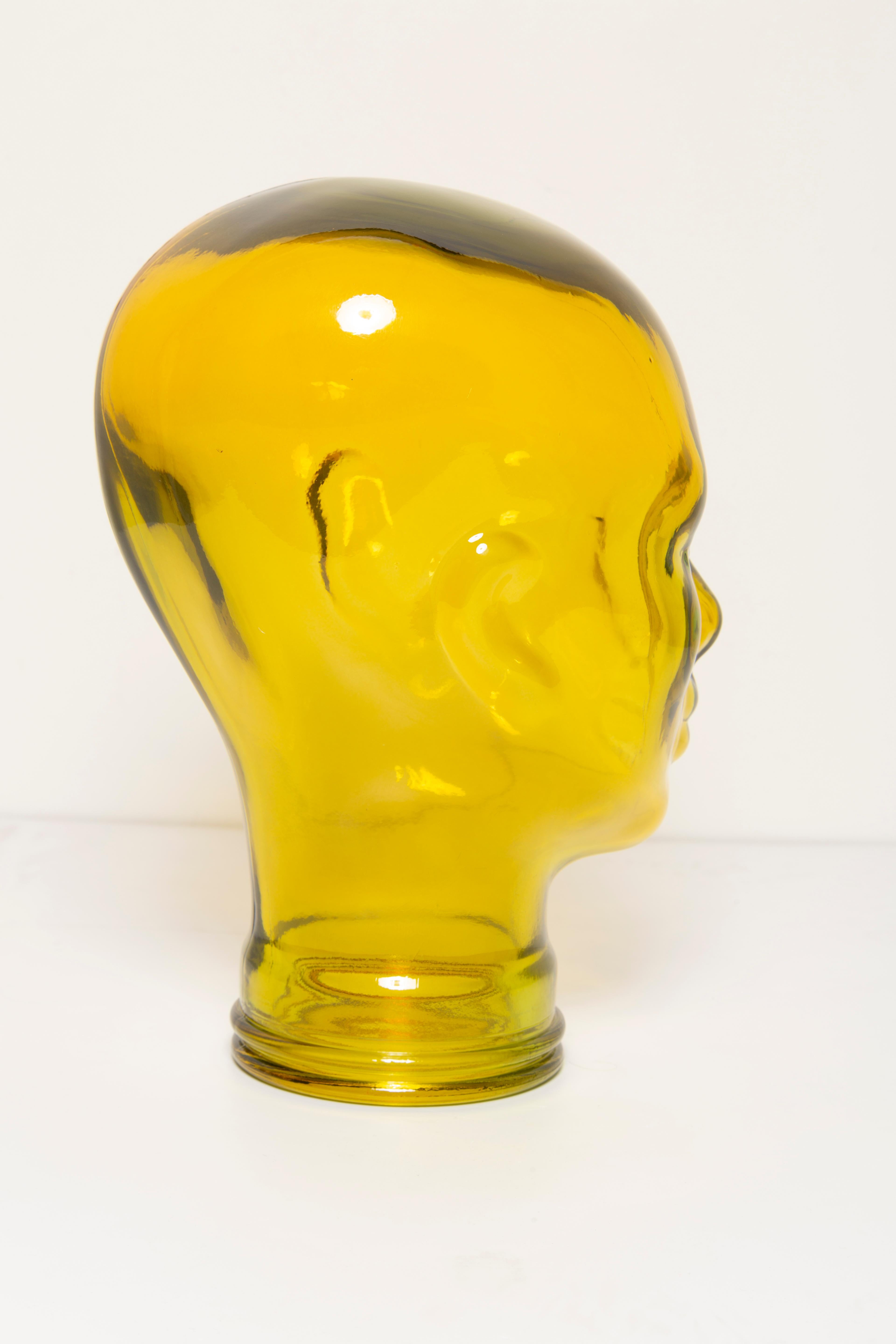 20ième siècle Sculpture de tête décorative en verre jaune vintage en forme de mannequin, 1970, Allemagne en vente