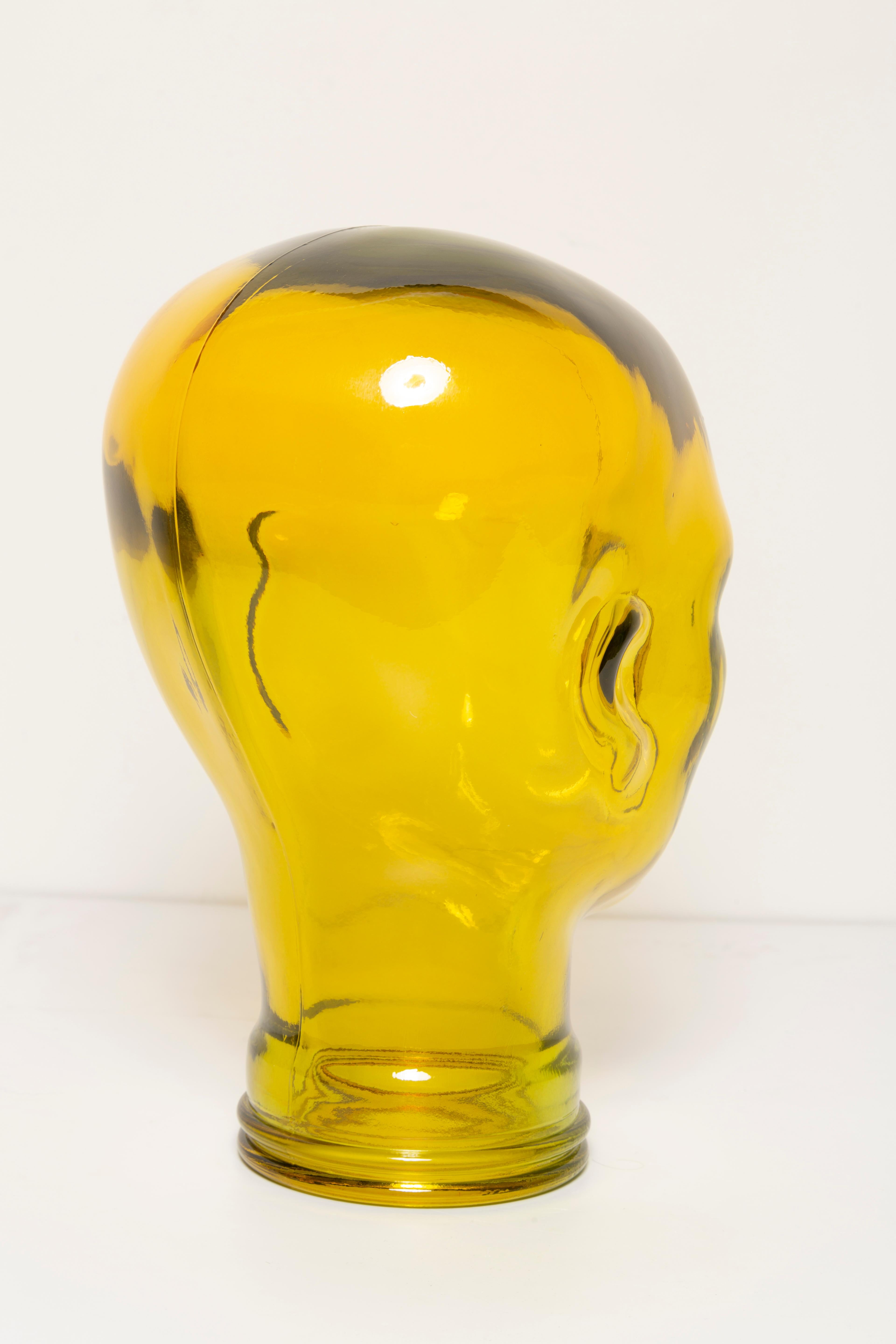 Verre Sculpture de tête décorative en verre jaune vintage en forme de mannequin, 1970, Allemagne en vente