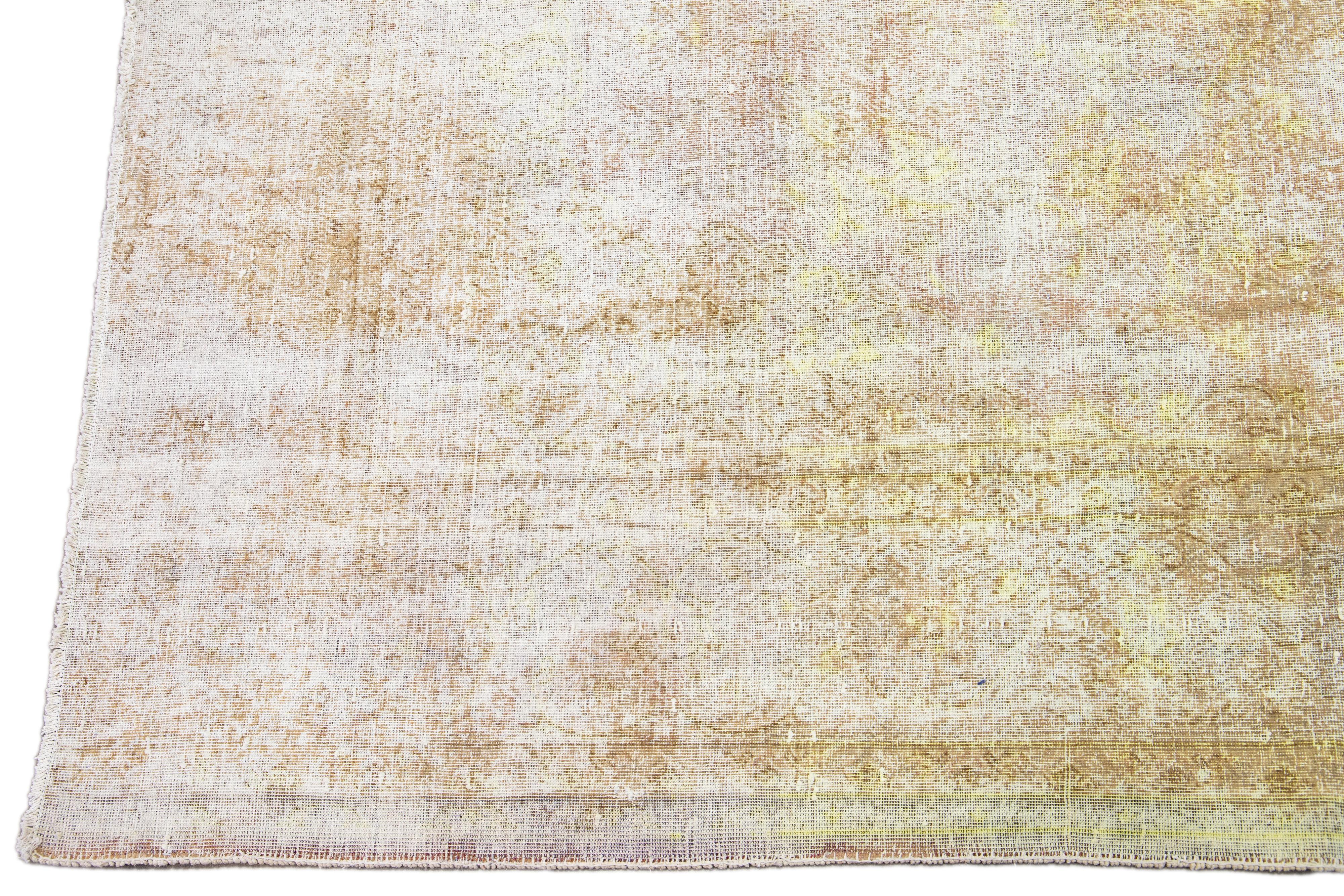 Gelber Vintage Overdyed Handmade Allover Designed Wollteppich in Gelb (Wolle) im Angebot