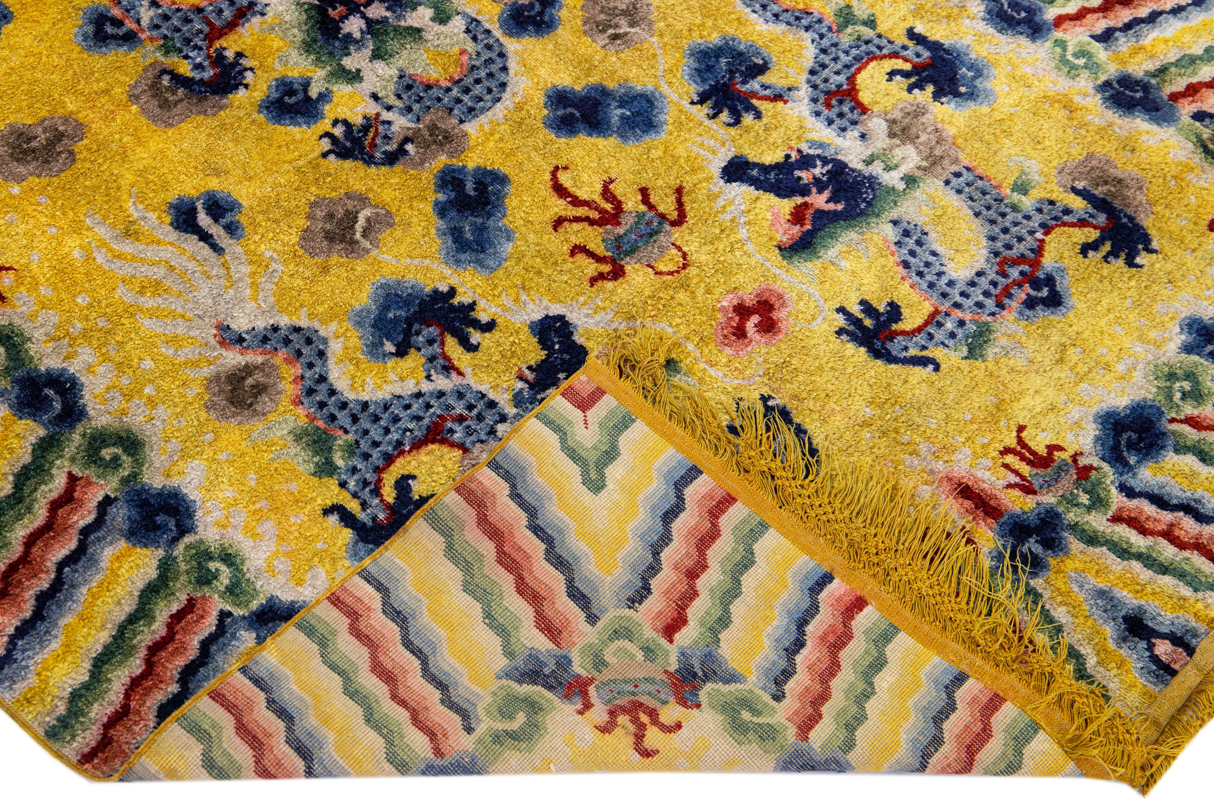 Magnifique tapis chinois en soie noué à la main, datant du début ou du milieu du XXe siècle, avec un champ jaune et des accents multicolores sur l'ensemble du motif traditionnel du dragon chinois. 

Ce tapis mesure 4' x 6'2