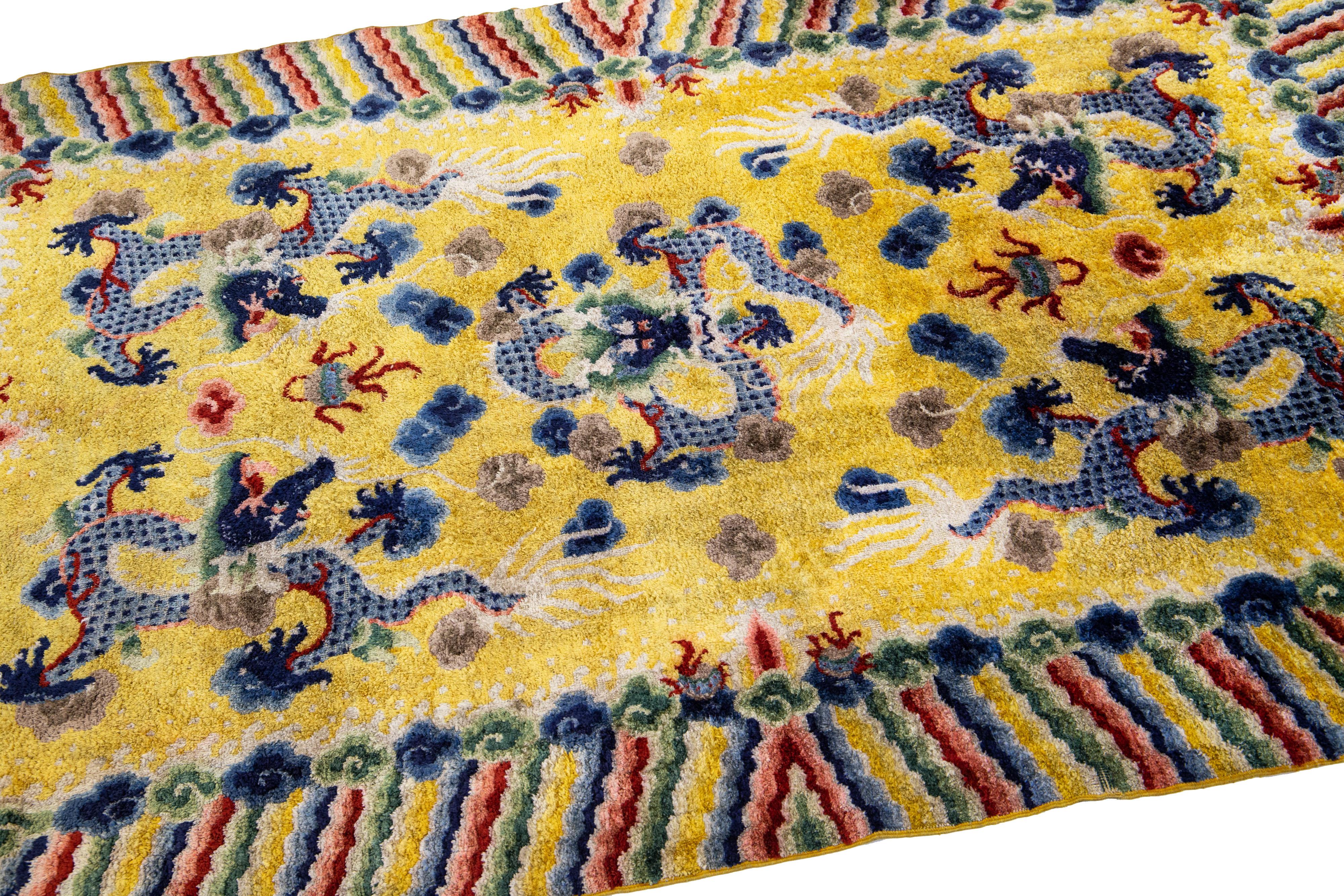Chinesischer handgefertigter gelber Vintage Pekinger Seidenteppich mit traditionellem Drachenmuster (Handgeknüpft) im Angebot